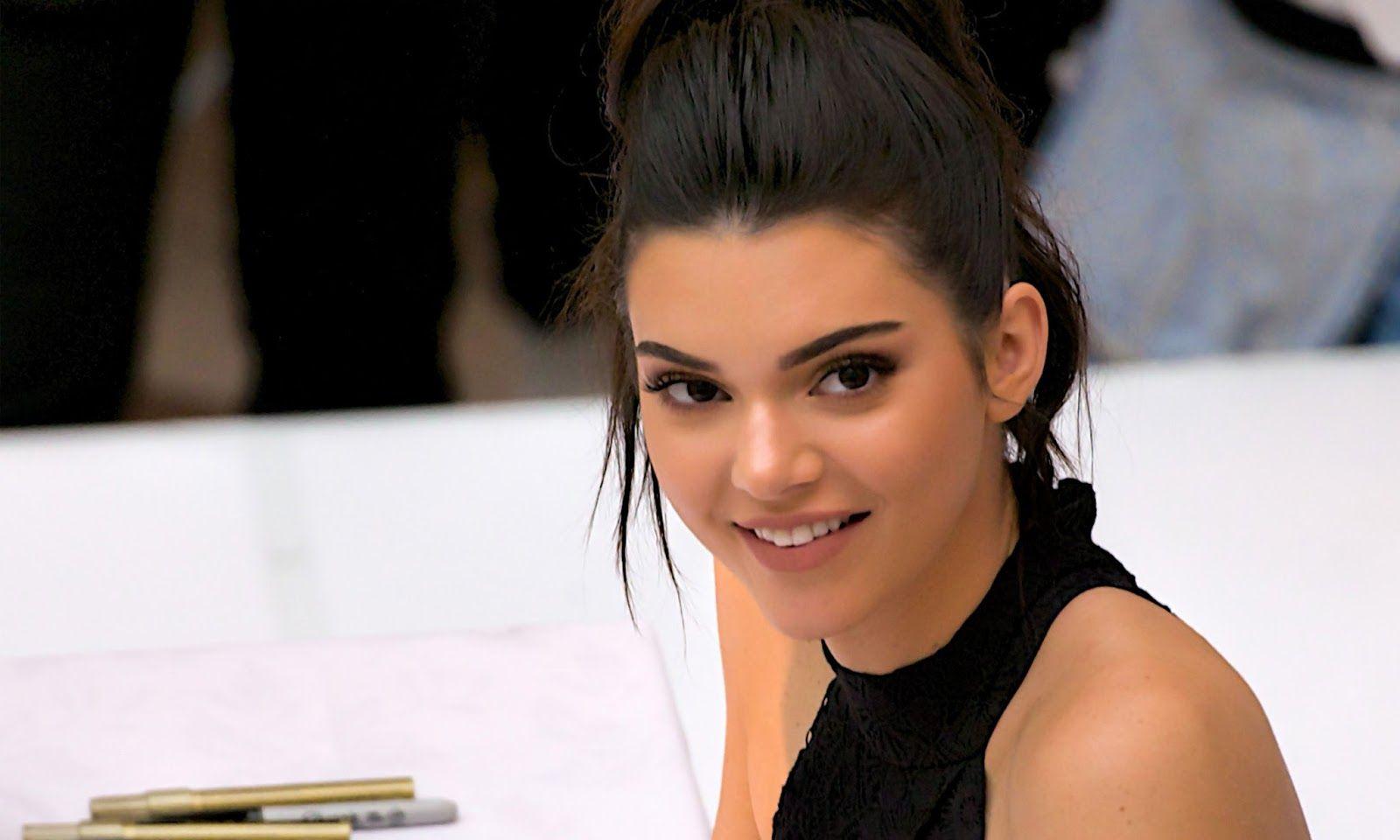 Kendall Jenner Happy and Nice Looking Wallpaper Wallpaper