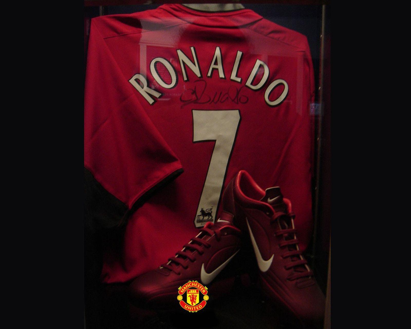 Valentine Day 2014: Cristiano Ronaldo Desktop Wallpaper