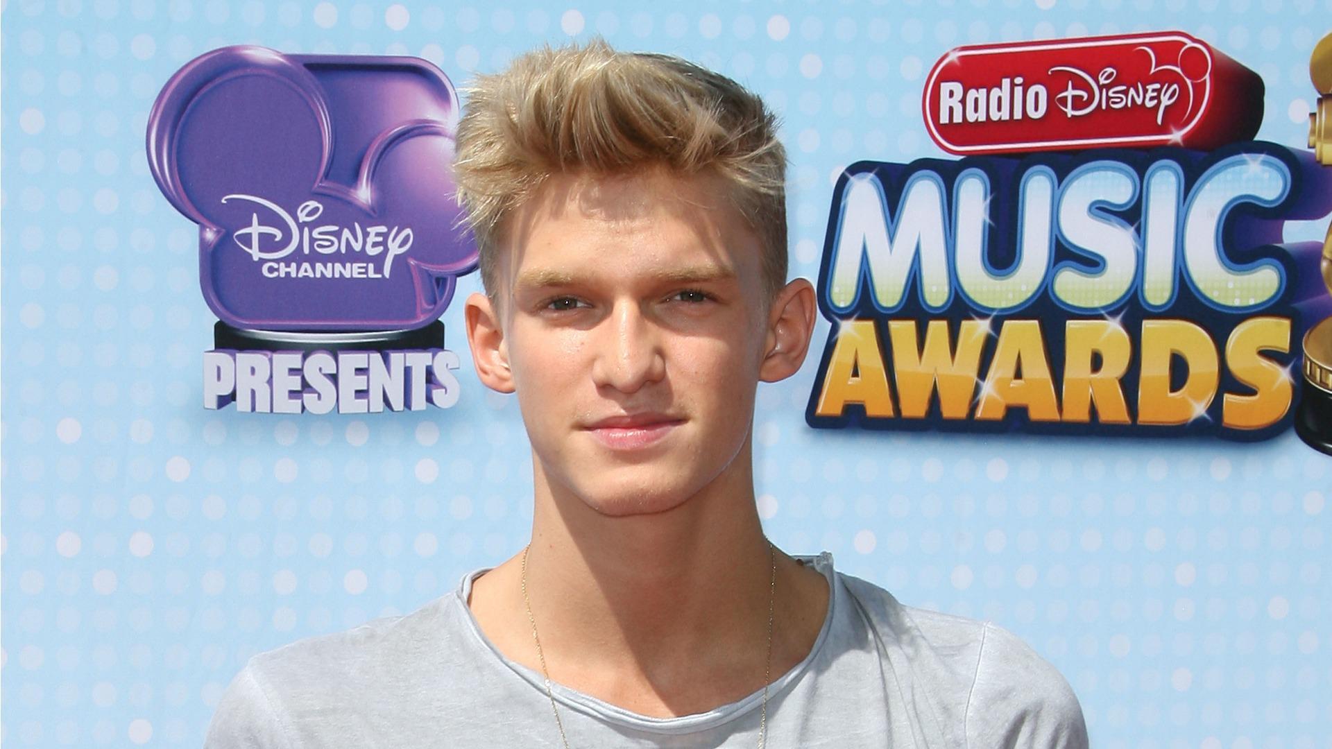 How to date Cody Simpson: Learn how to read a book