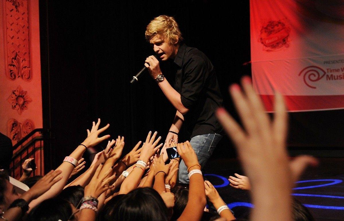 Cody Simpson Smith Haven Mall Perform