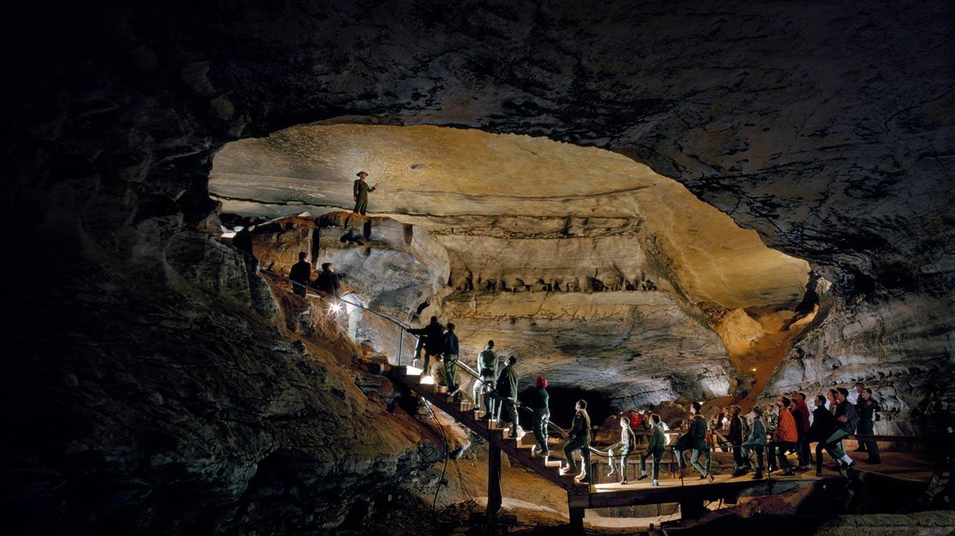 A tour of Booth''s Amphitheater in Mammoth Cave National Park