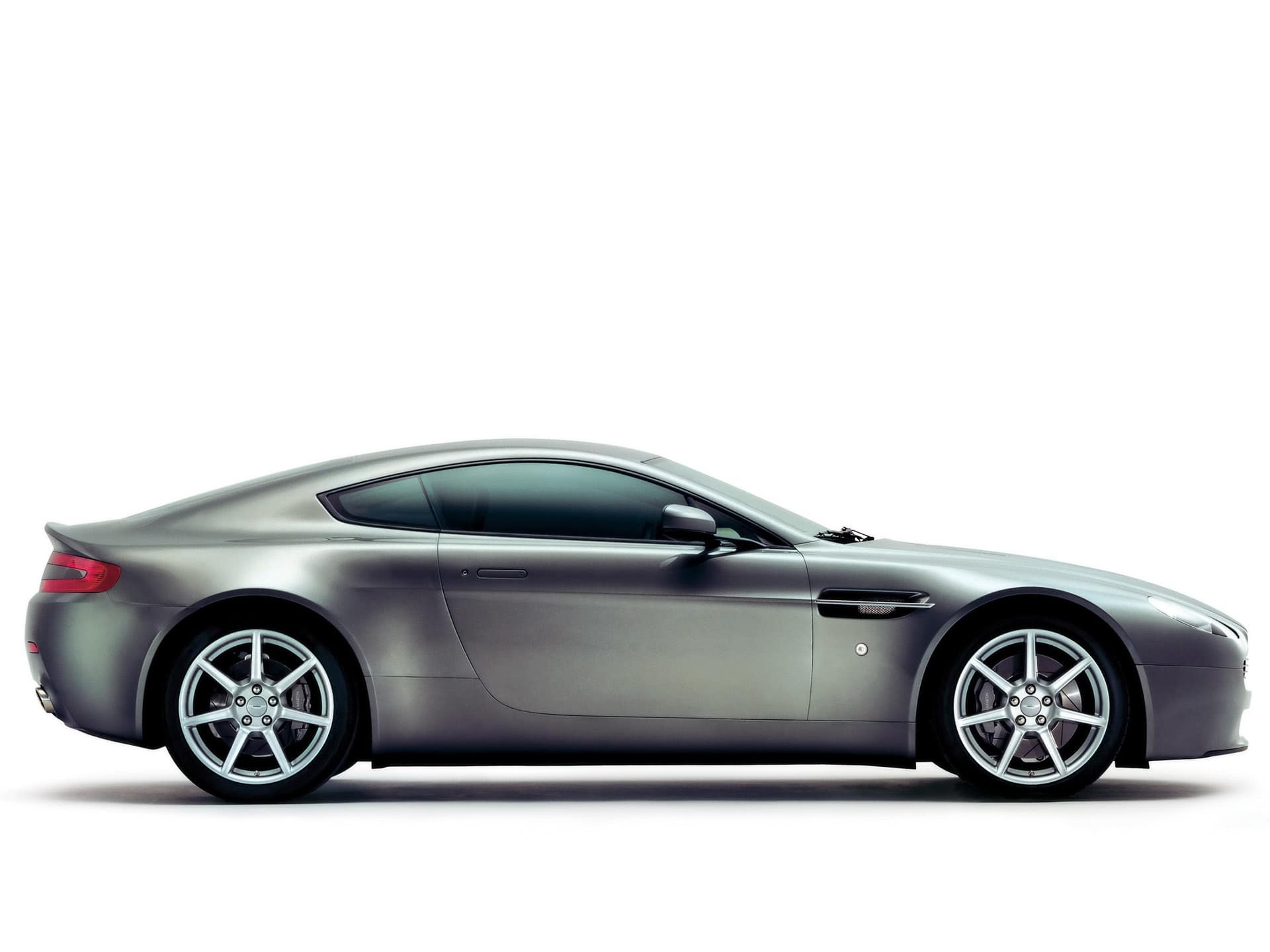 Aston Martin V8 Vantage HD Desktop Wallpaperwallpaper.net