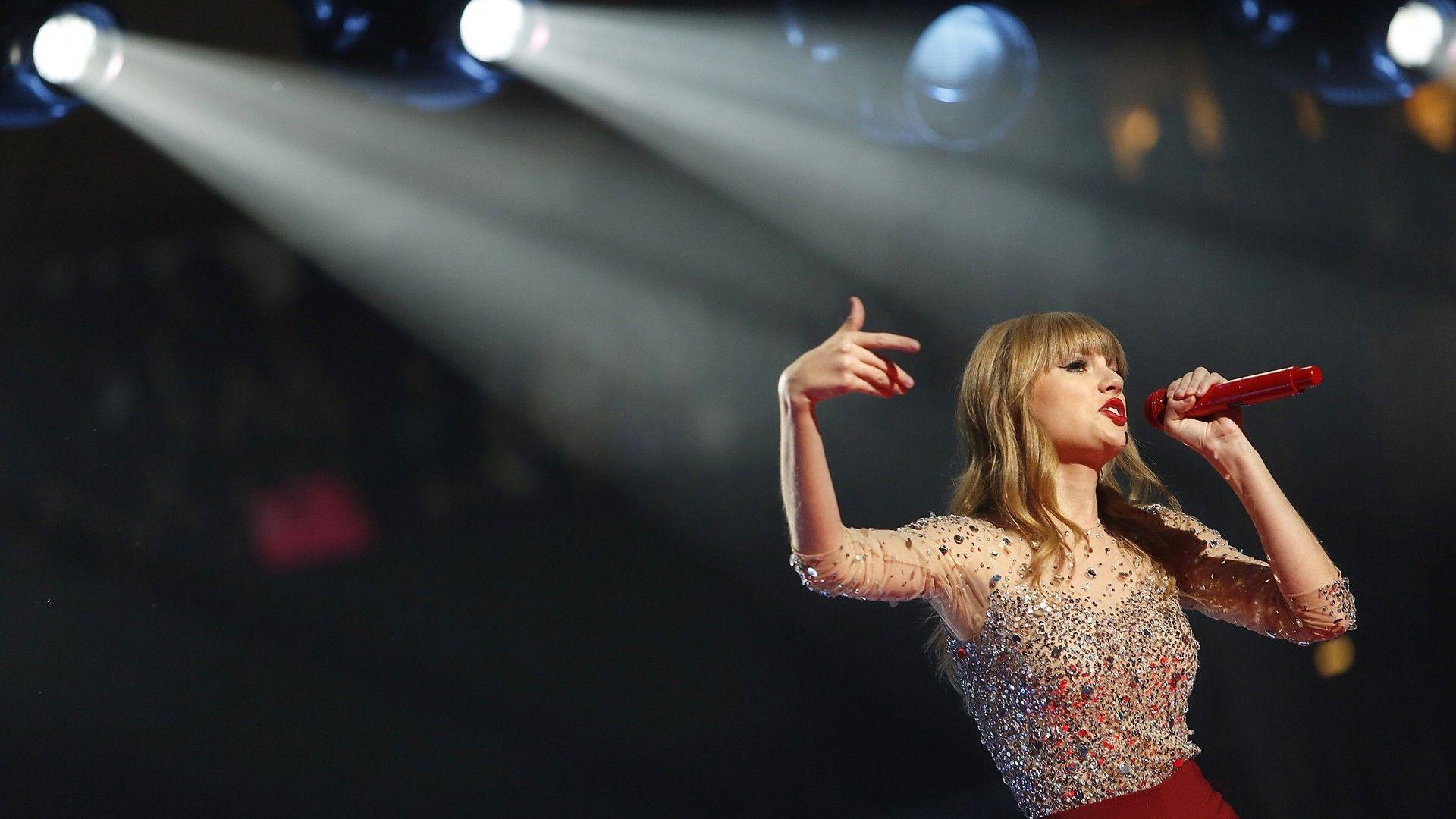 Lovely Pic of Taylor Swift During Live Perfomance on Mic HD Photo