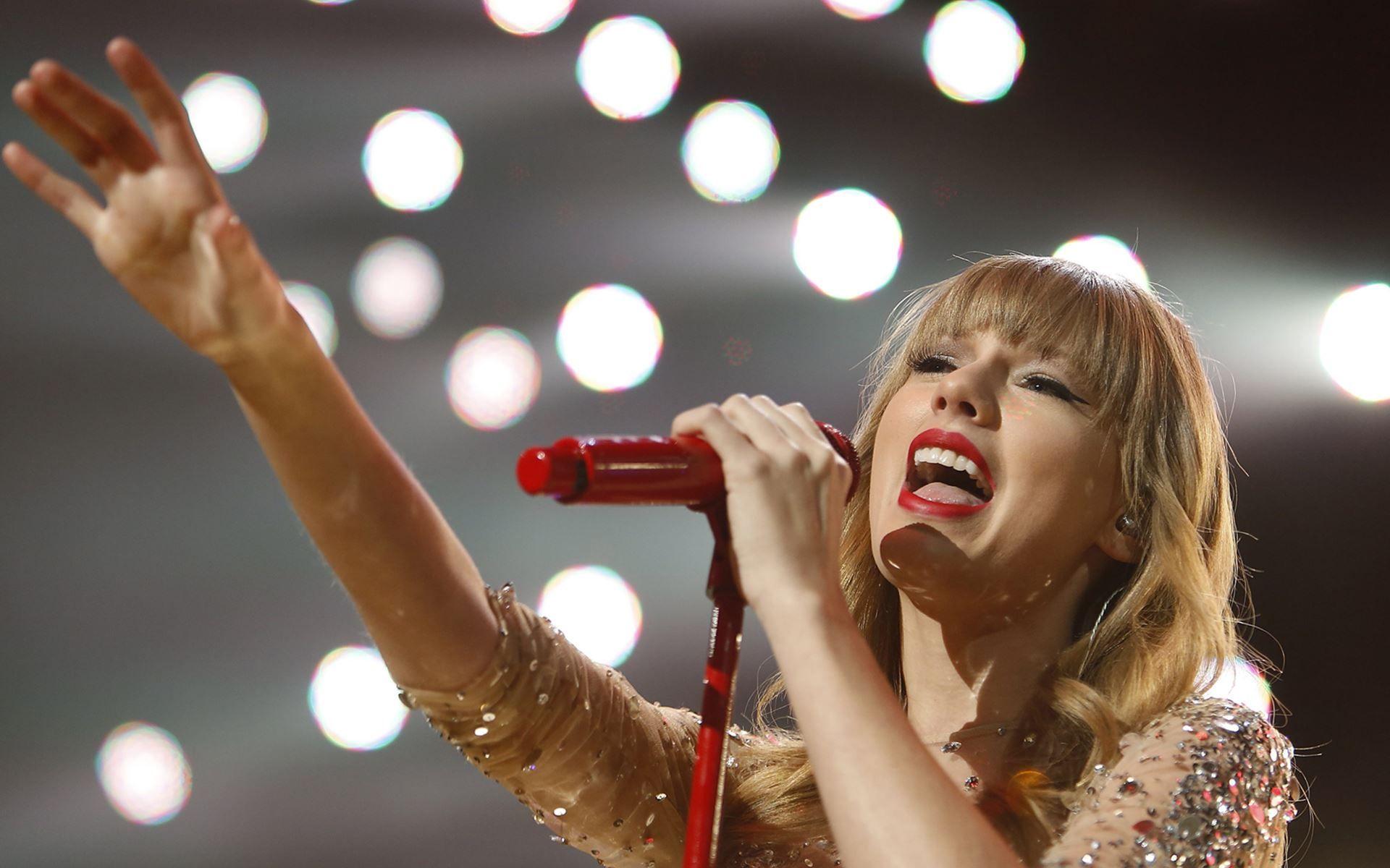 Taylor Swift Singing Wallpaper
