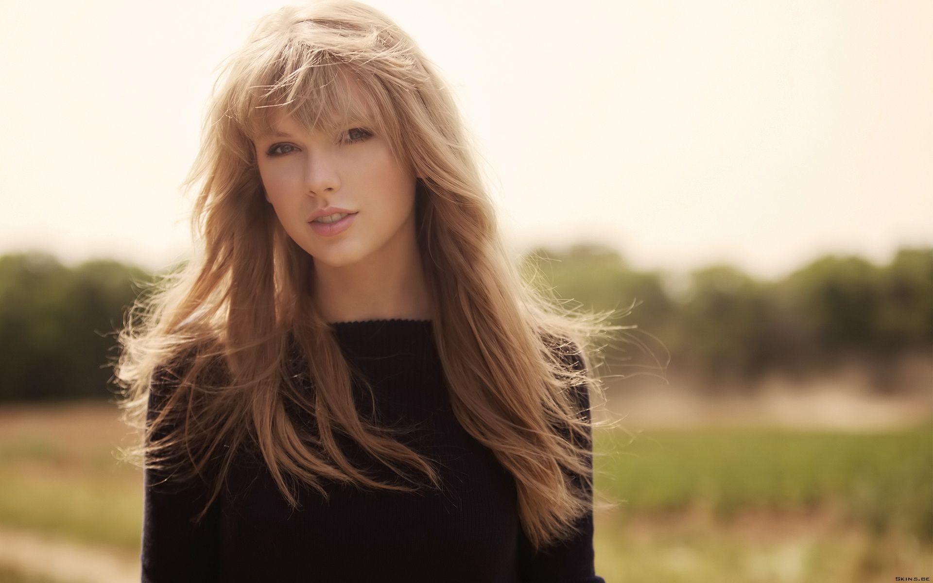 Smiling Taylor Swift Wallpaper