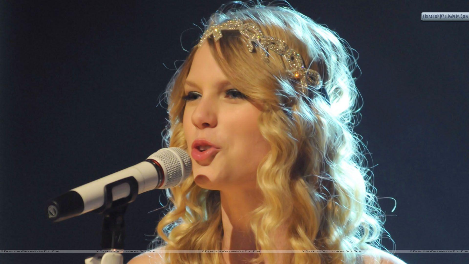 Taylor Swift Saying On Microphone Wallpaper