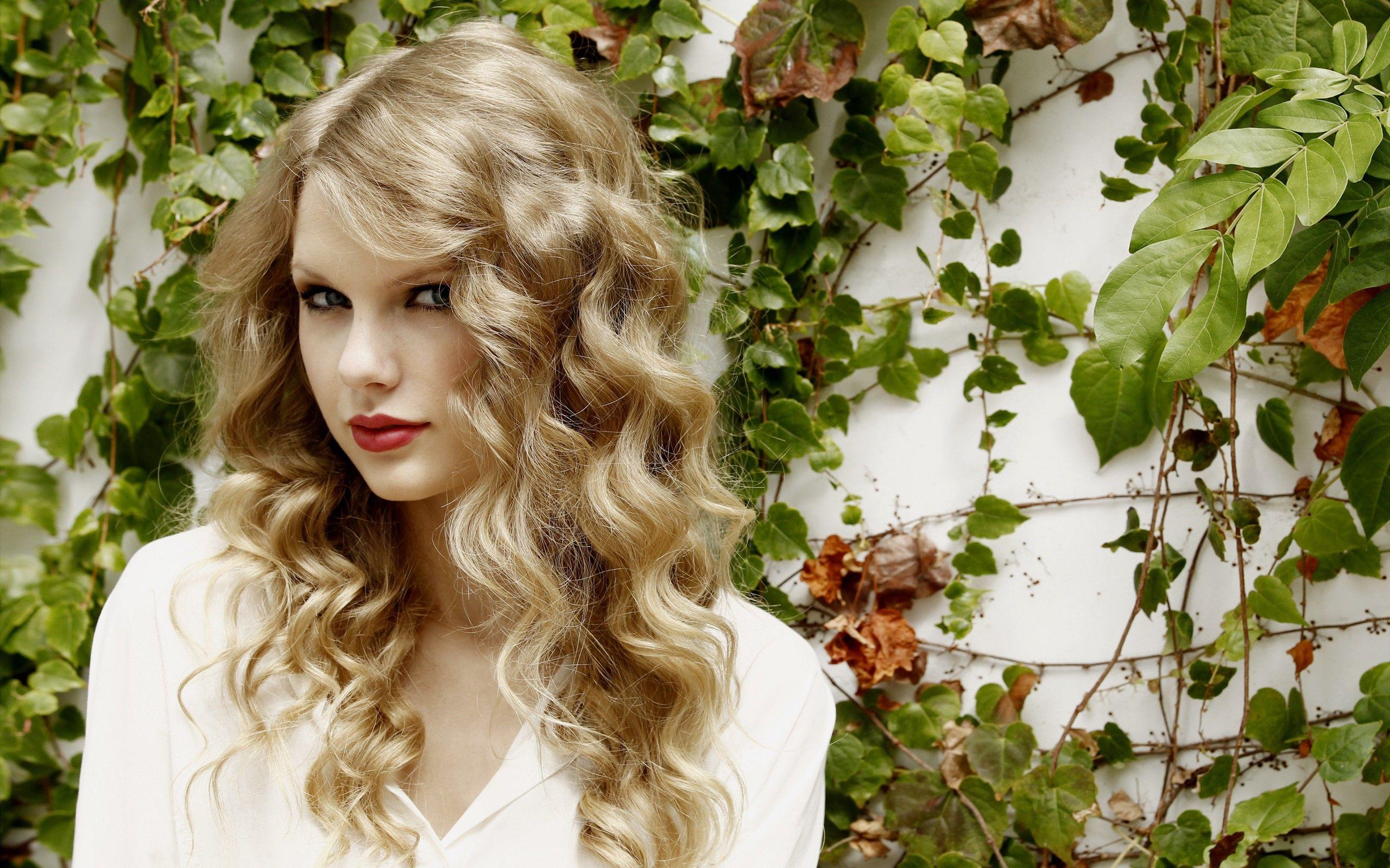 American Singer Taylor Swift Wallpaper