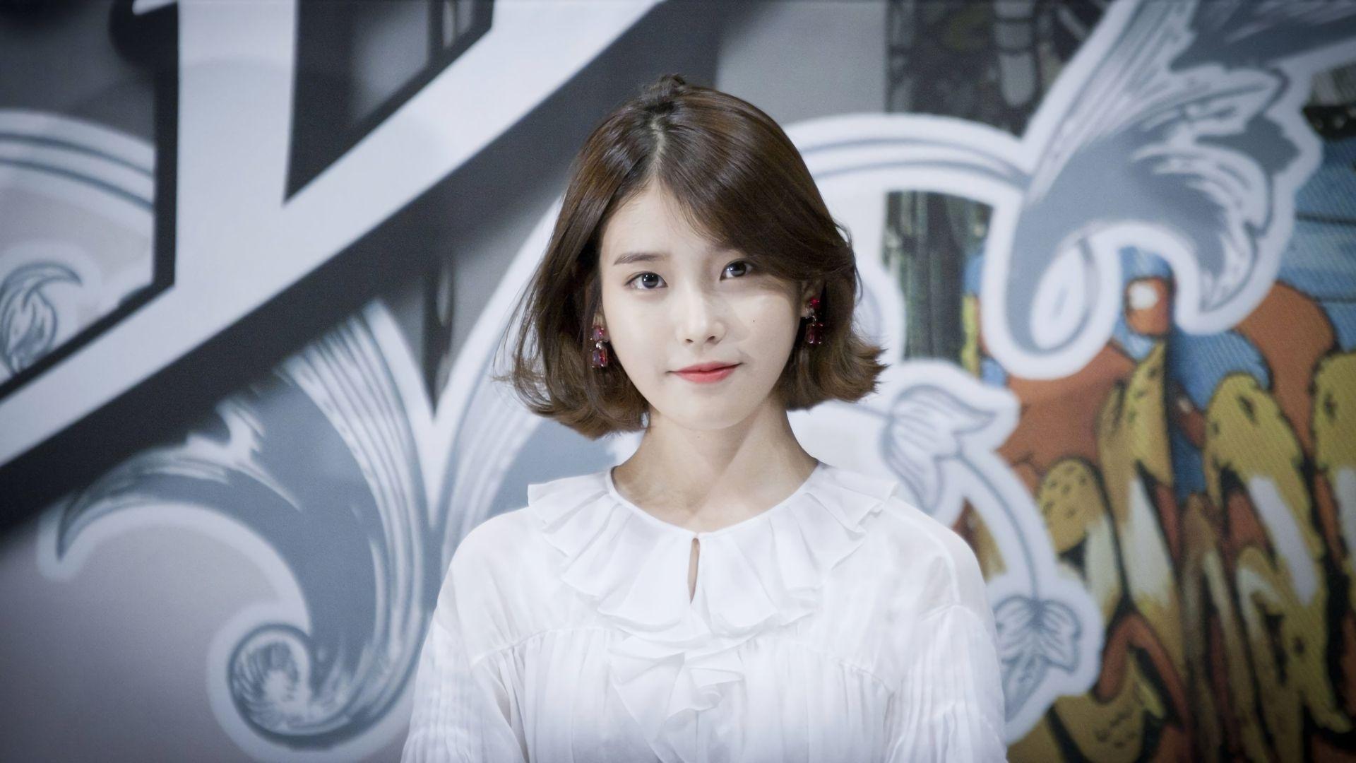 IU K Pop Singer Wallpaper