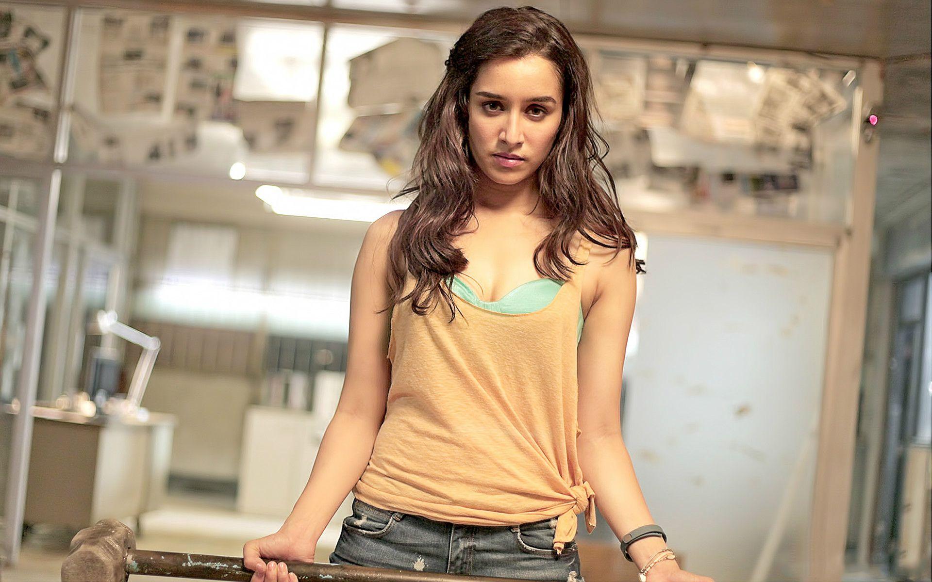 Download Hot HD Wallpaper of Shraddha Kapoor