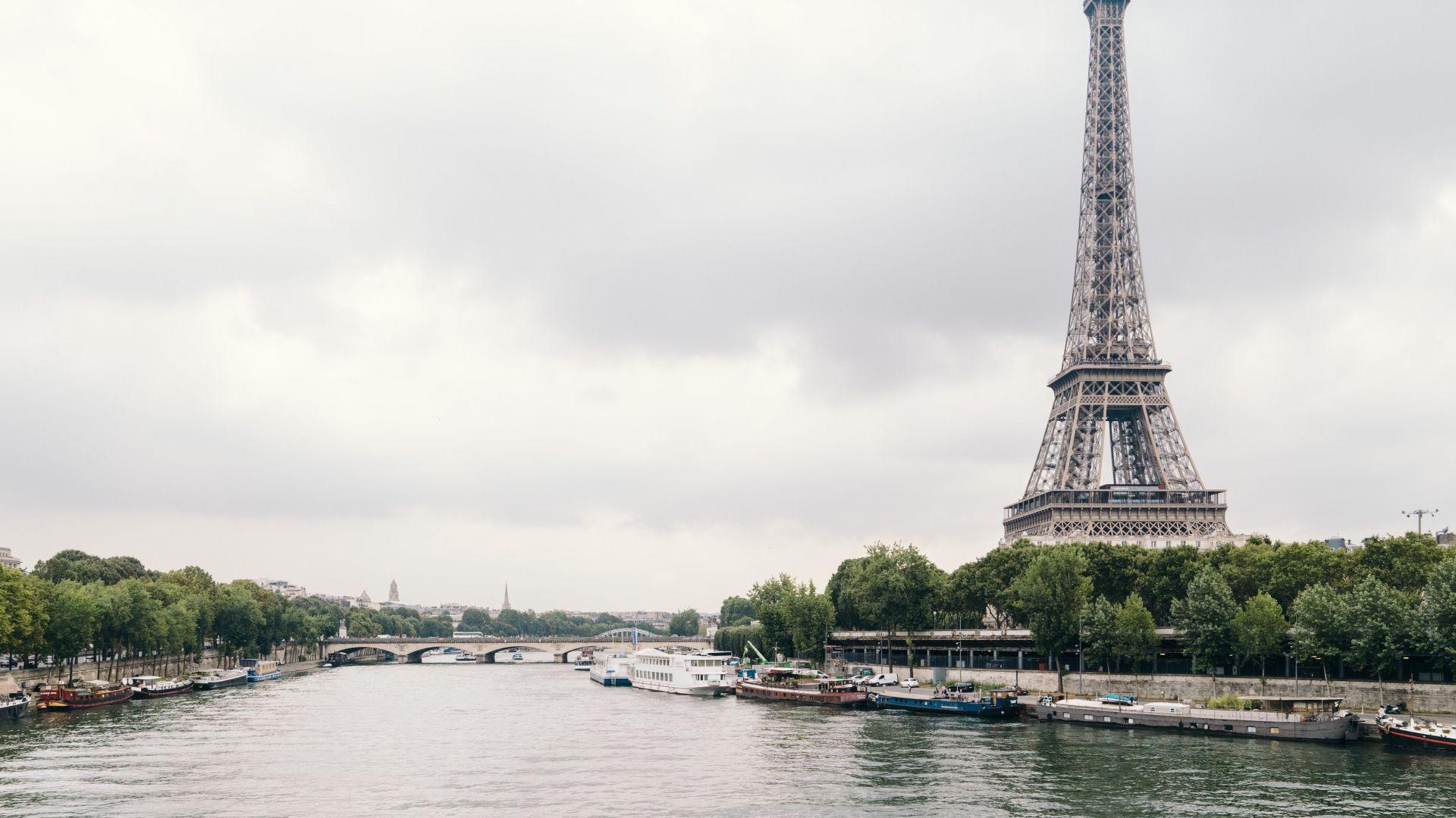 Download Wallpaper X Eiffel Tower Paris France Riv On Dramatic