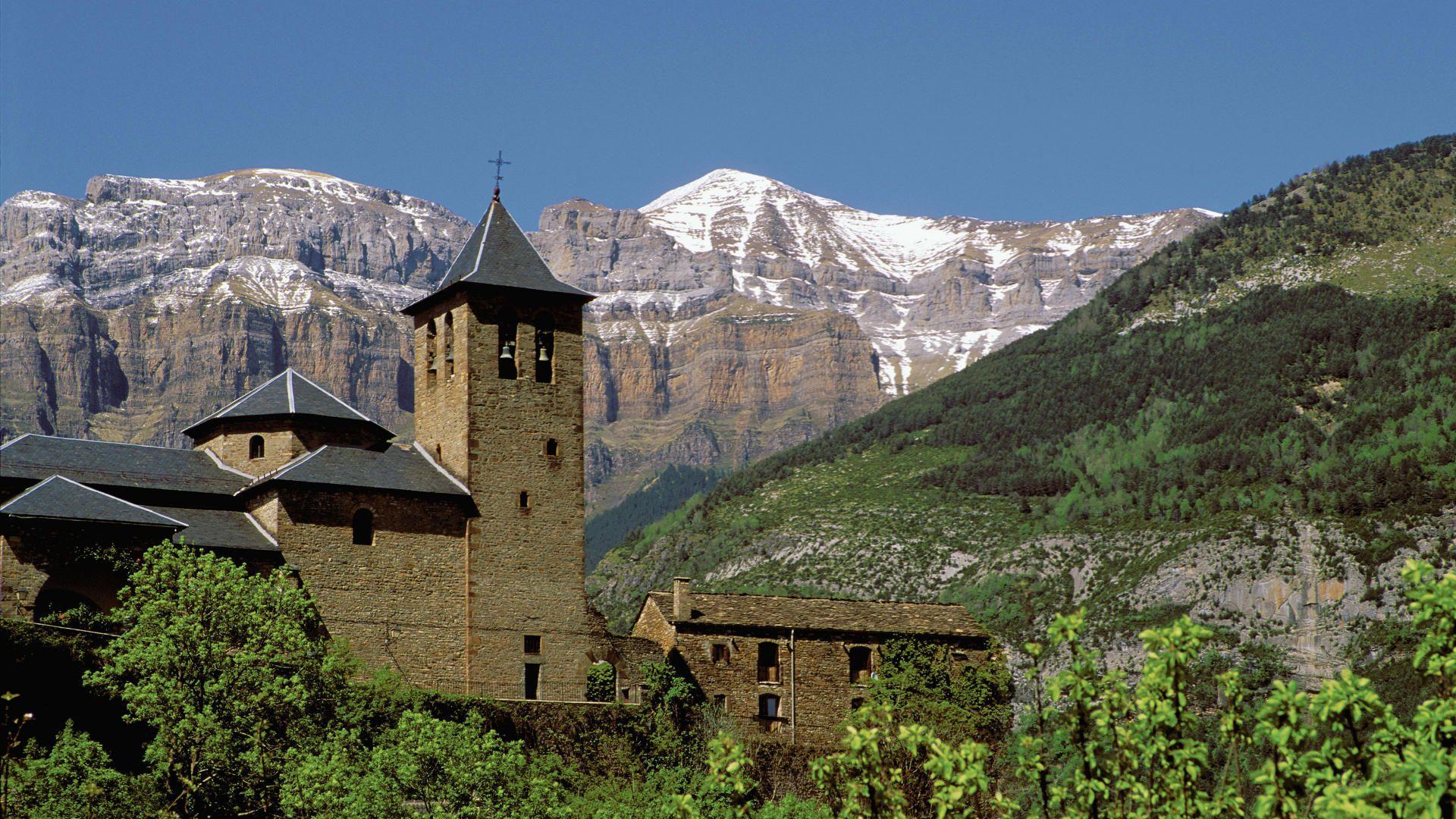 Download Background in Ordesa National Park, Huesca