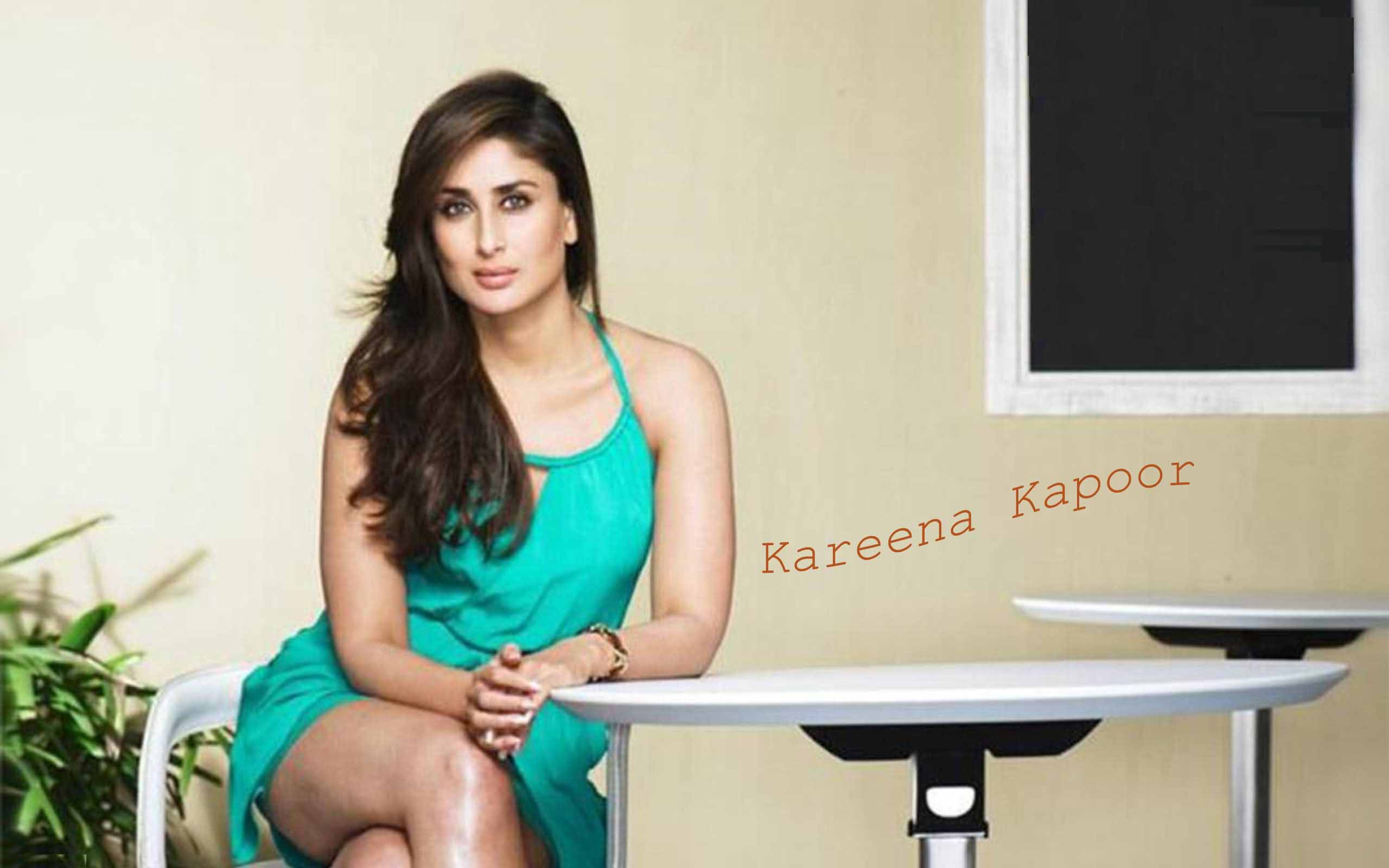 Kareena Kapoor hot sleeveless and legs shorts HD image free