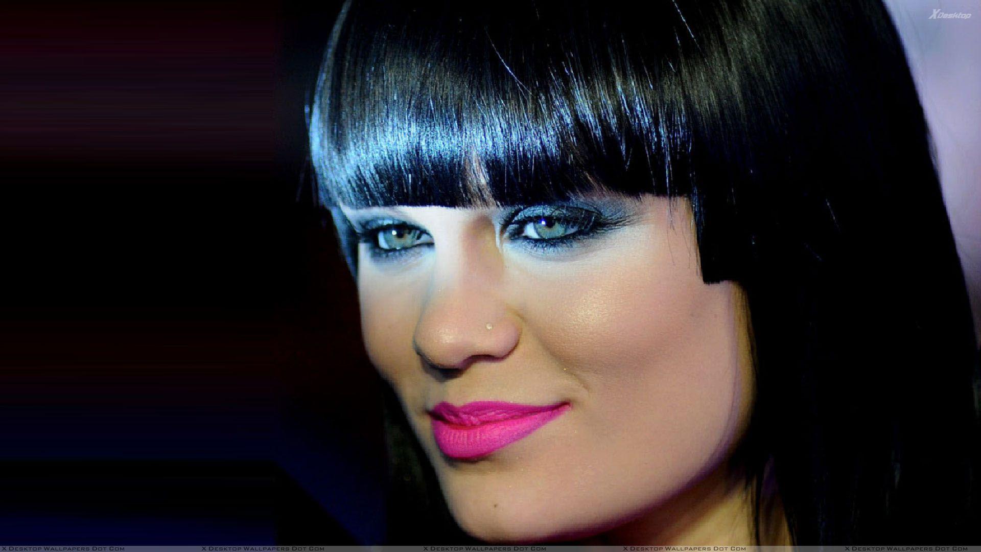 Jessie J Cute Eyes And Pink Lips Side Pose Wallpaper