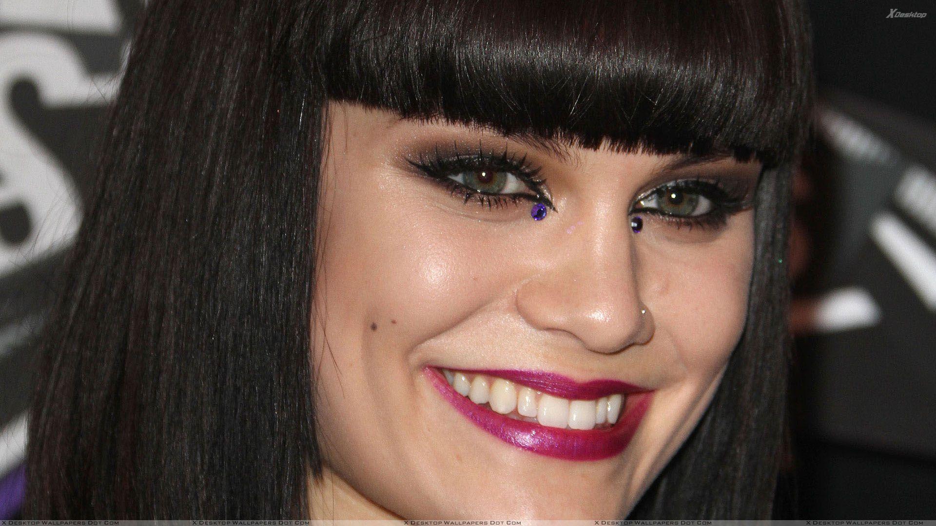 Jessie J Smiling Cute Eyes And Pink Lips Face Closeup Wallpaper