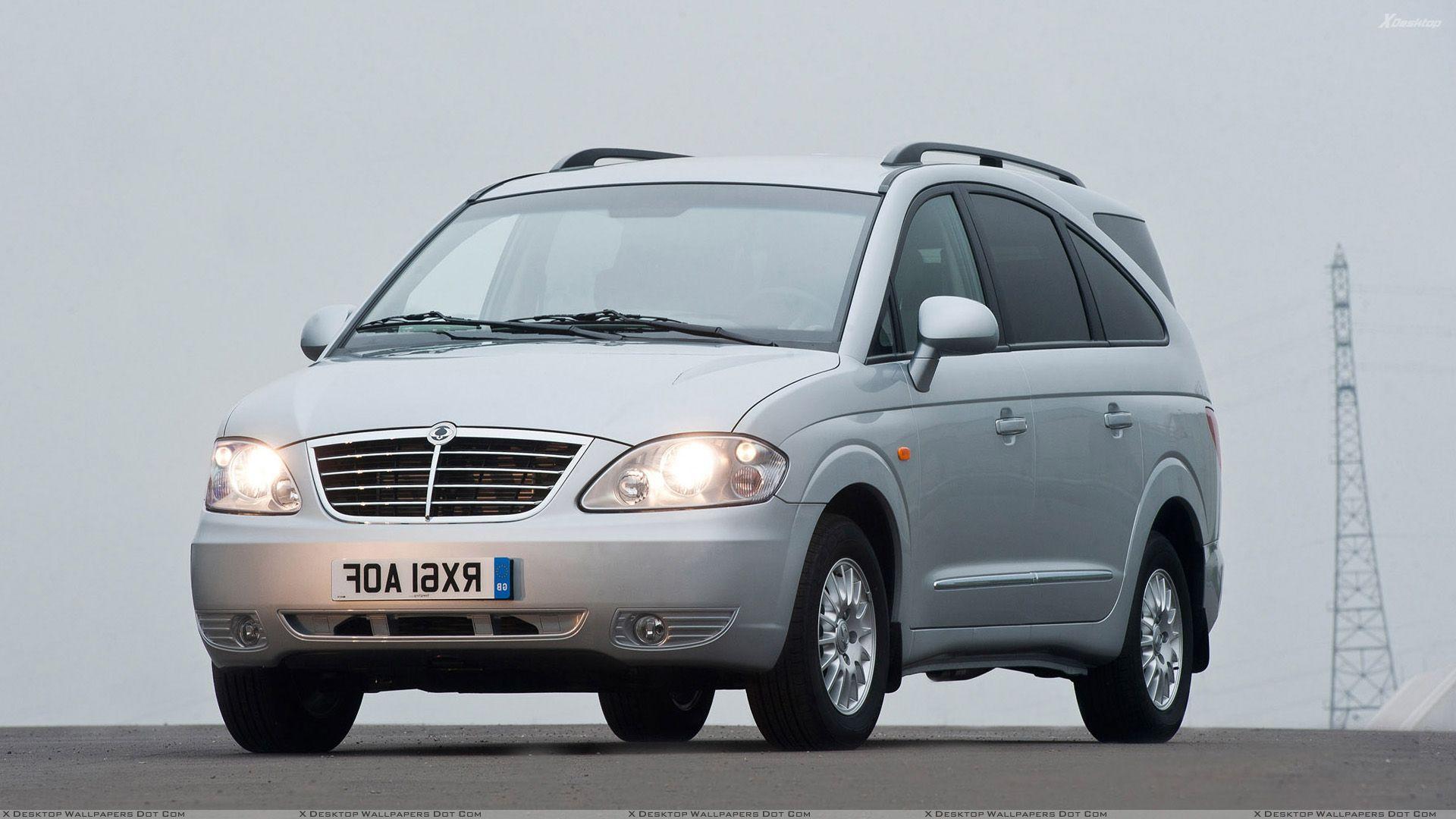 Front Pose Of 2012 SsangYong Rodius HeadLights On In Grey Wallpaper