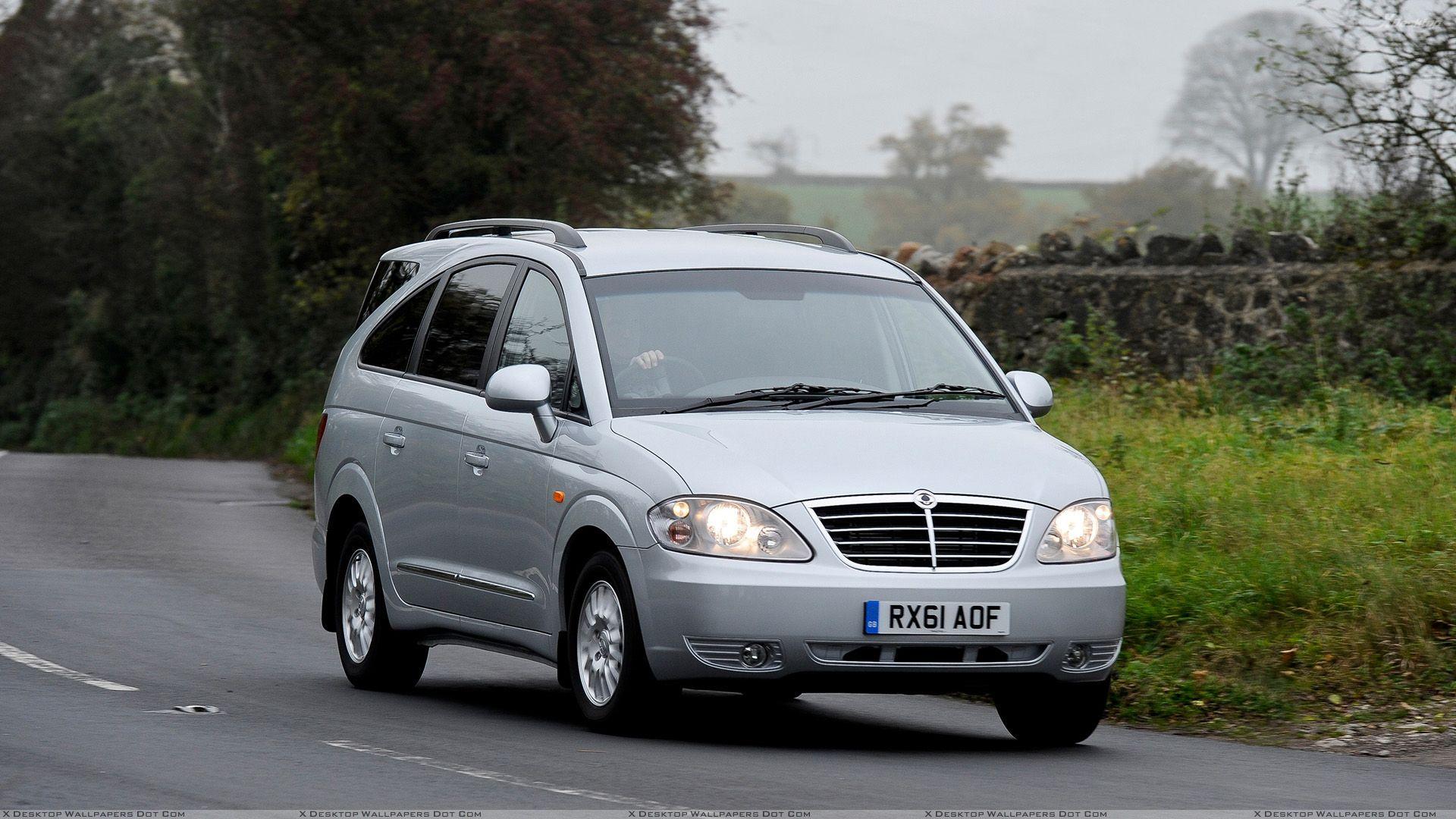 SsangYong Rodius Front Pose In Grey Wallpaper