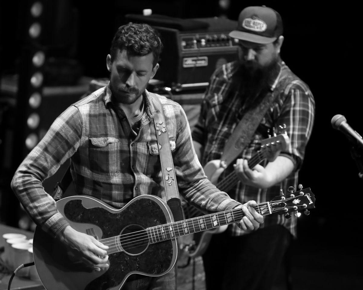 Drive On Down And See The Turnpike Troubadours. suze reviews the blues