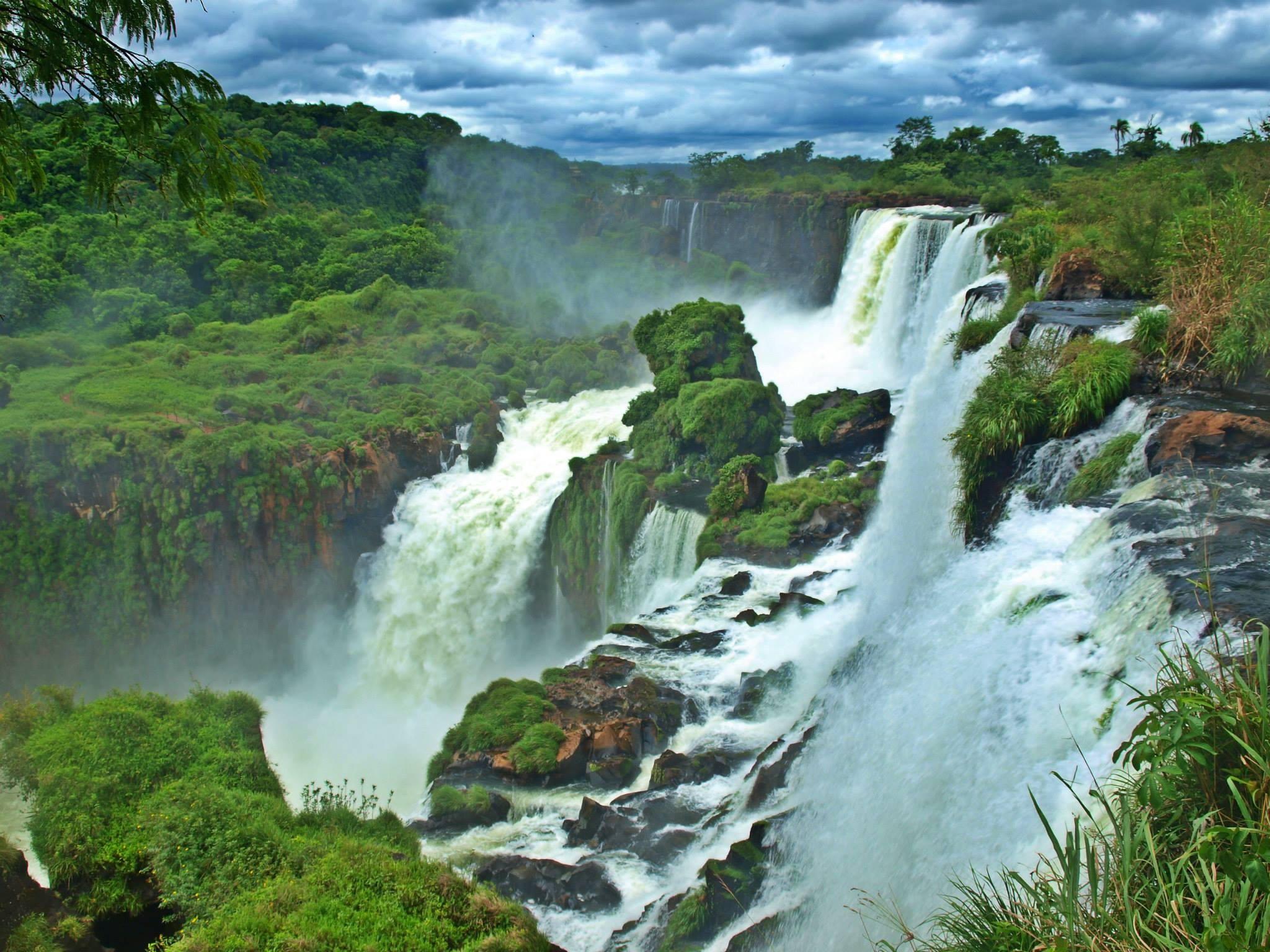Широкий водопад в южной америке. Парк Игуасу, Аргентина/Бразилия. Нац парк Игуасу Аргентина. Национальный парк Игуасу, Бразилия / Аргентина. Национальный парк Игуасу водопады.