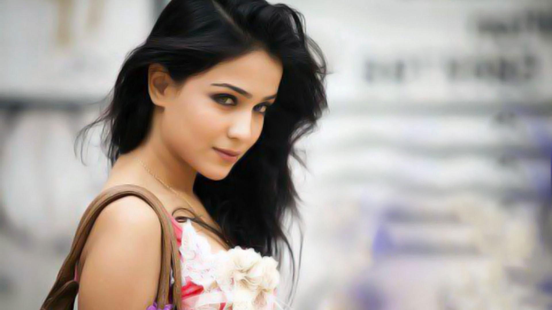 HD Gorgeous New Bollywood Actress Humaima Malik HD Photo Wallpaper