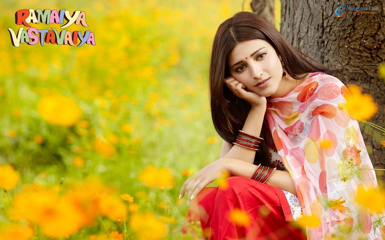 Best of Beautiful Sruti hasan in Saree HD Wallpaper