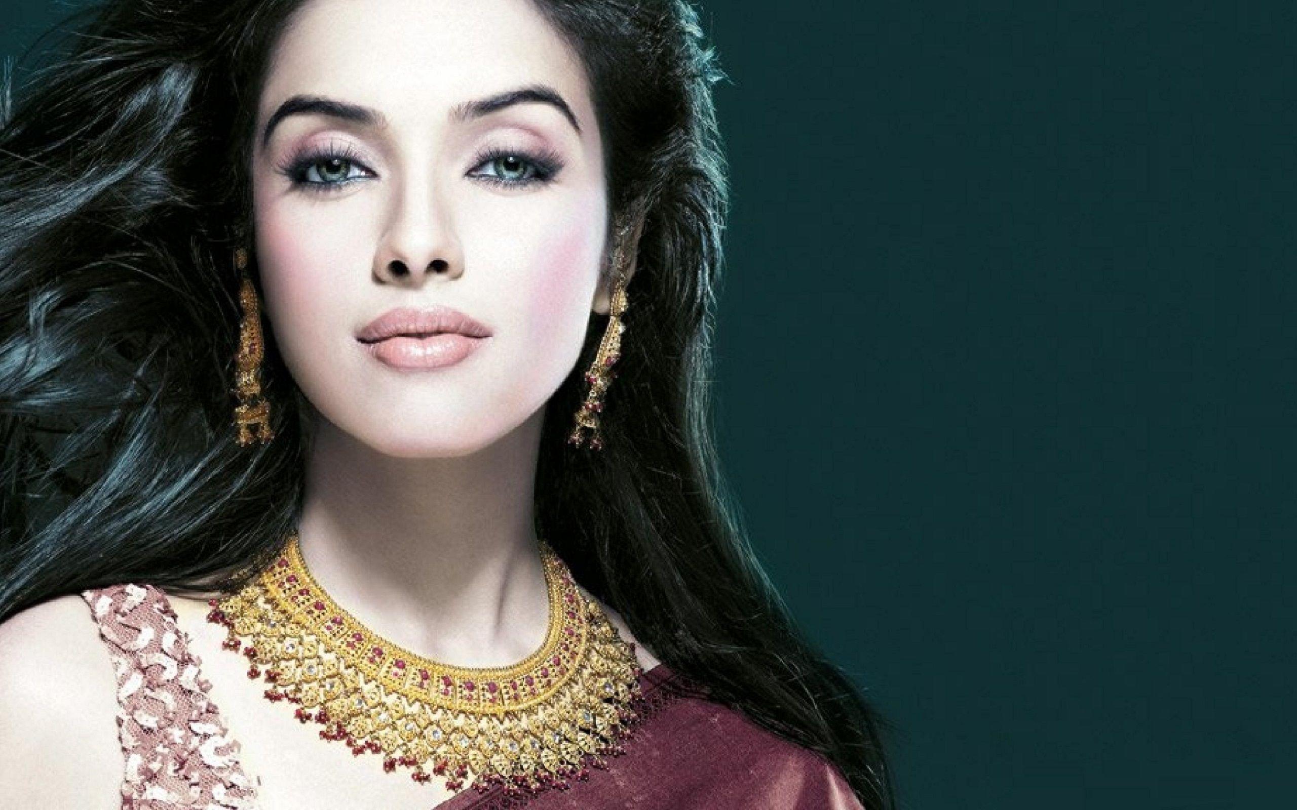Asin Tollywood Actress Wallpaper