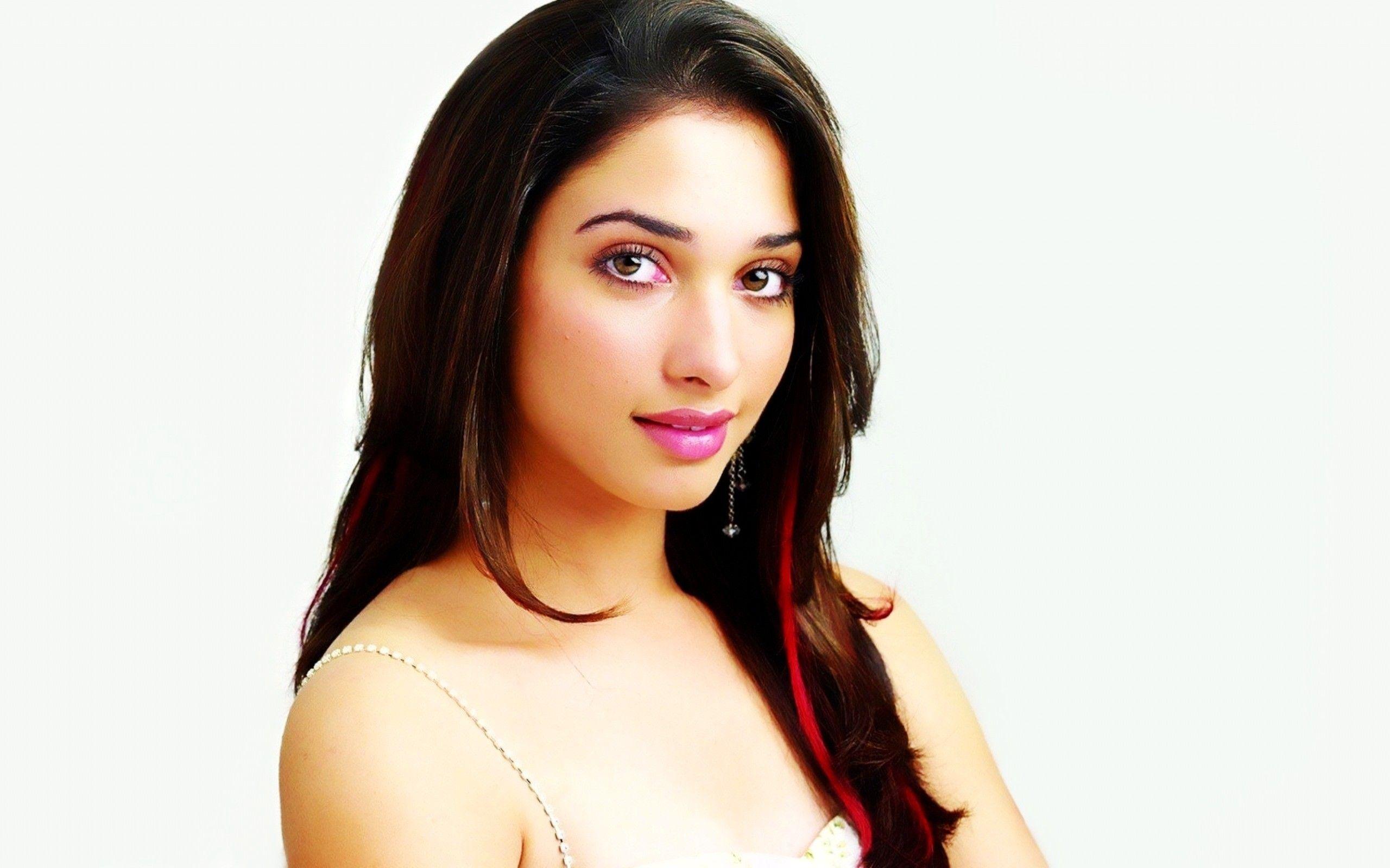 Free Download Tamanna Bhatia iPhone 5 Wallpaper