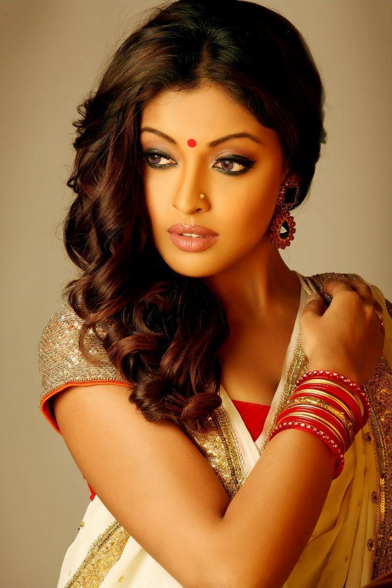 Tanushree Dutta In Bengali Dress. HD Bollywood Actresses Wallpaper