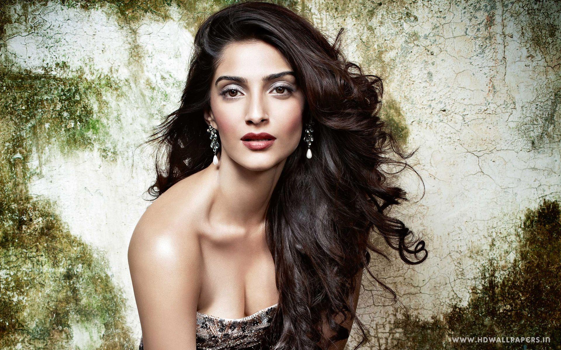 Bollywood Actress Sonam Kapoor Wallpaper