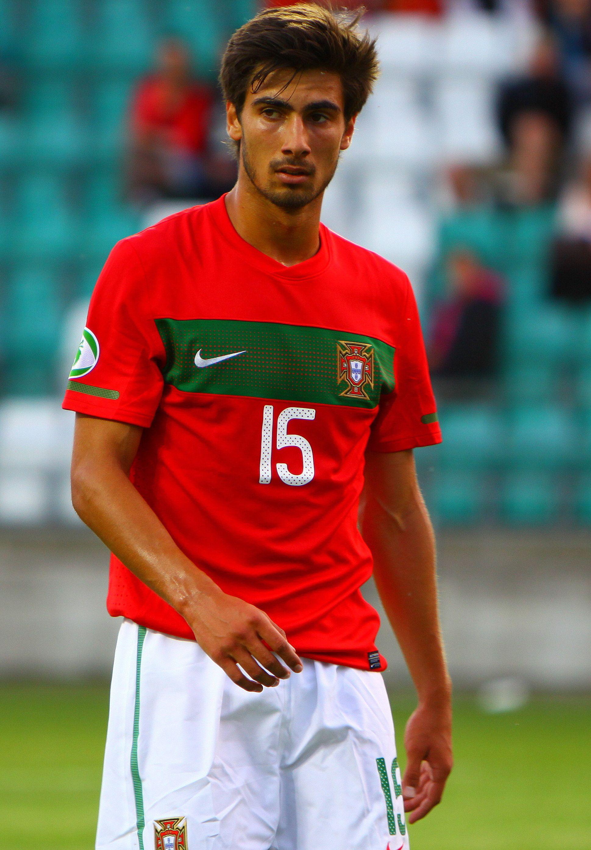 Classify Portuguese football player Andre Gomes [Archive]