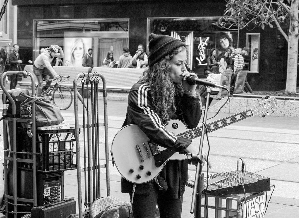 Tash Sultana beatboxing