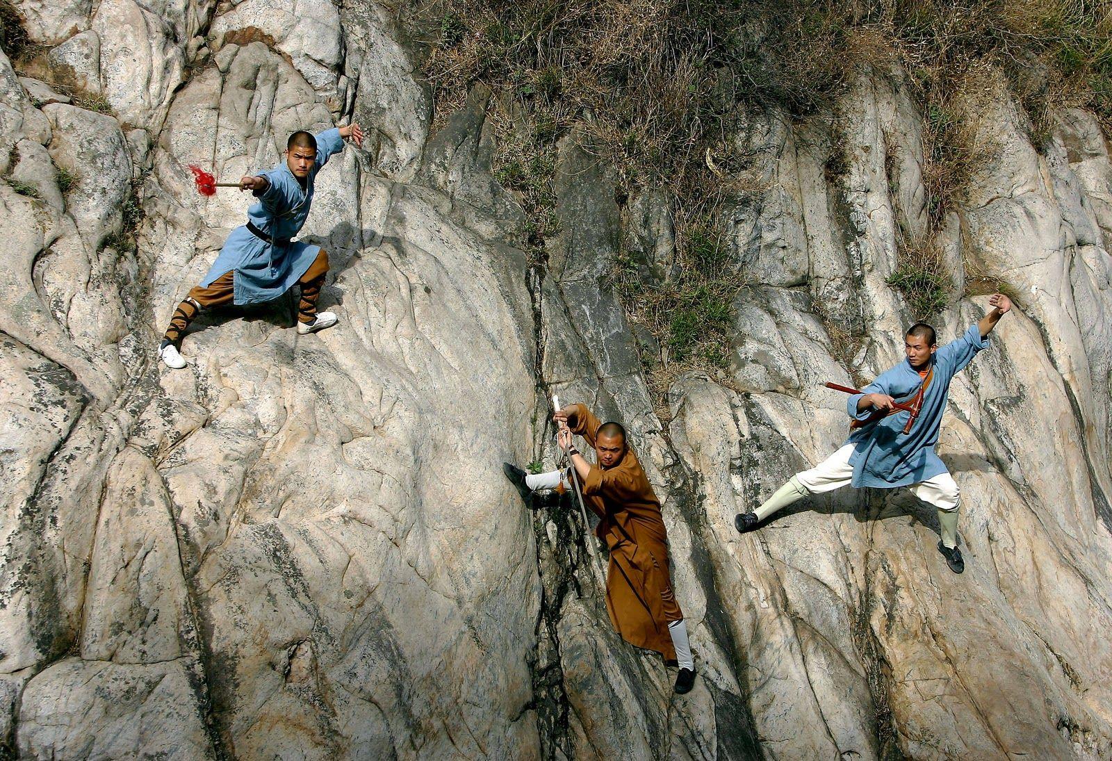 Domo Wallpaper: Shaolin Kung Fu Monks wallpaper