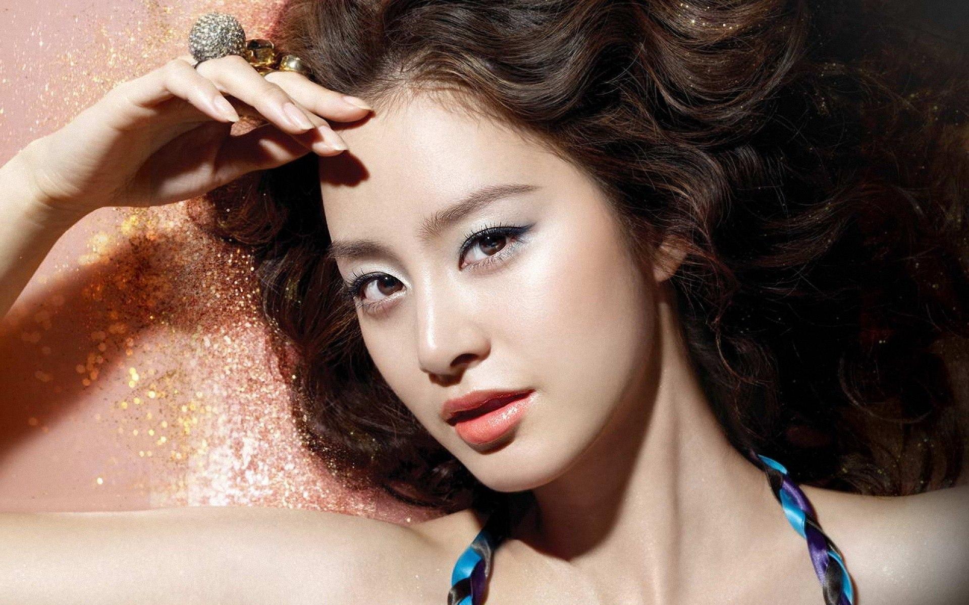 Actress Kim Tae Hee's First Appearance Since Rain Scandal