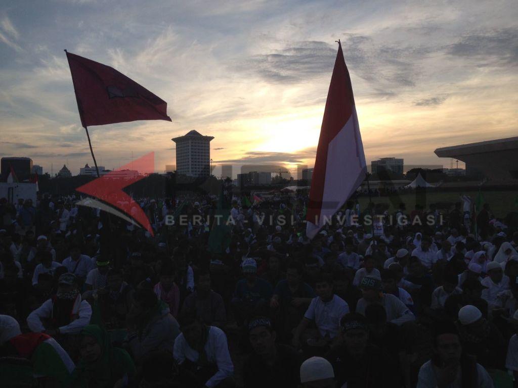 Ketika Bendera Palestina Berkibar di Monumen Nasional 10 Berita