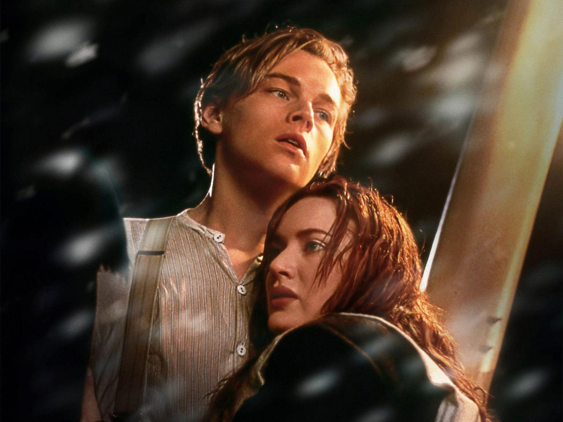 Leonardo DiCaprio and Kate Winslet in Titanic wallpaper