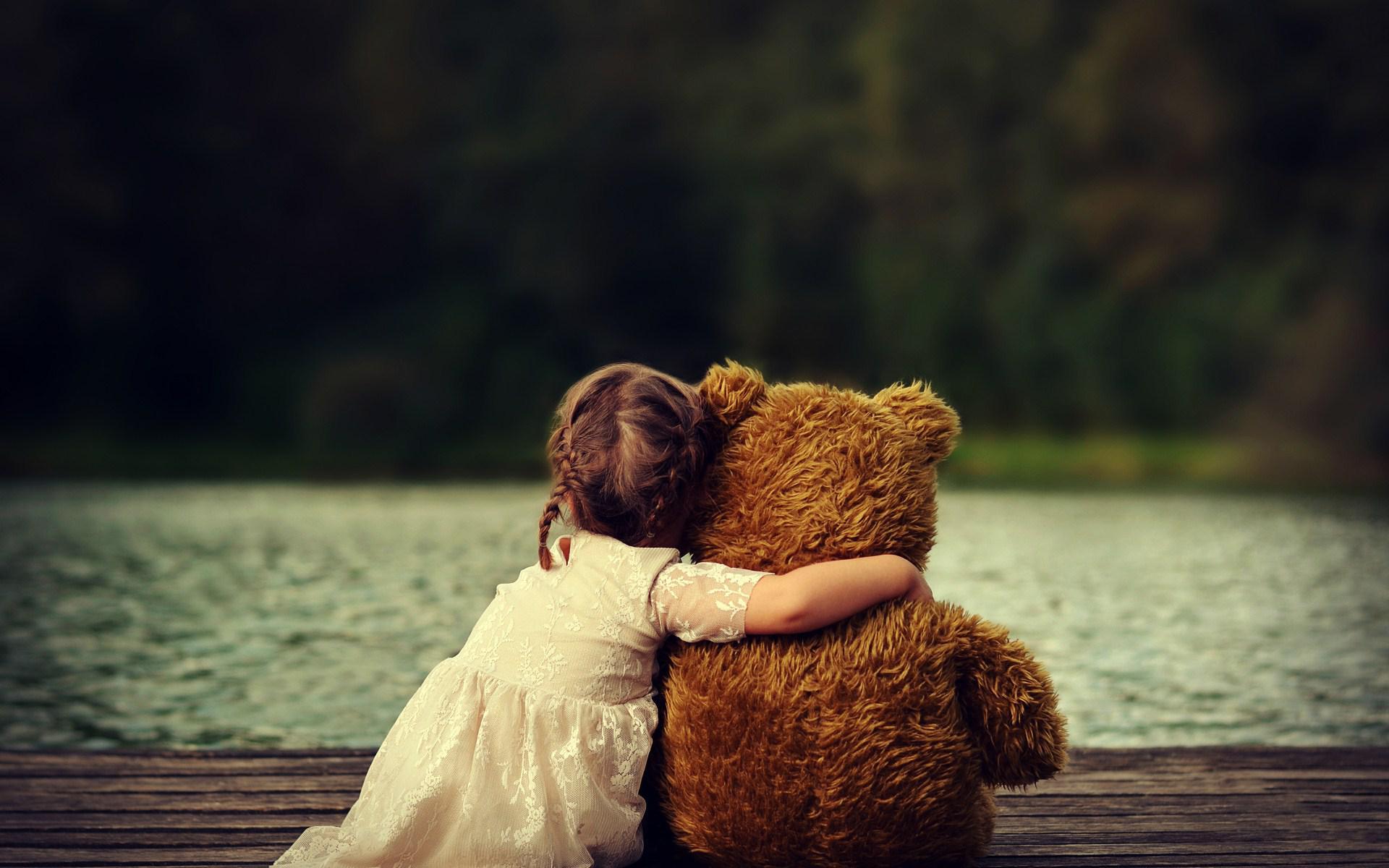 HD Cute Child Girl With Teddy Bear Wallpaper