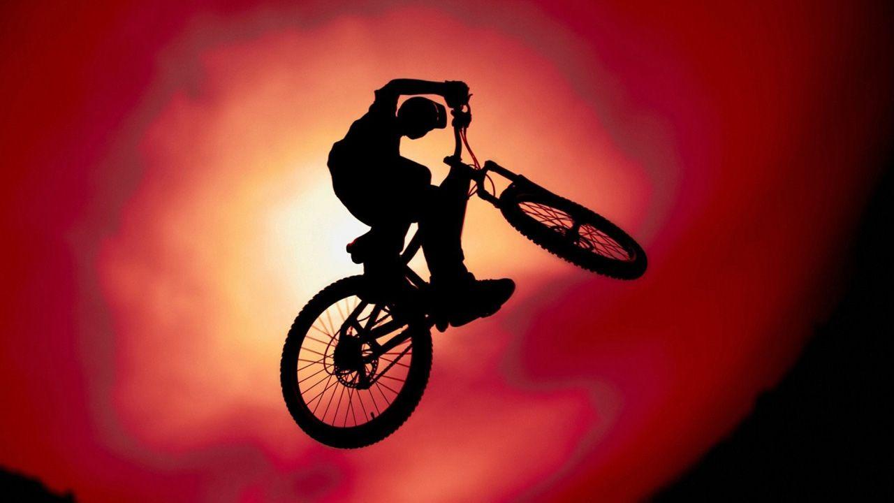 KTM Duke Bike Stunt on Road  HD Wallpapers