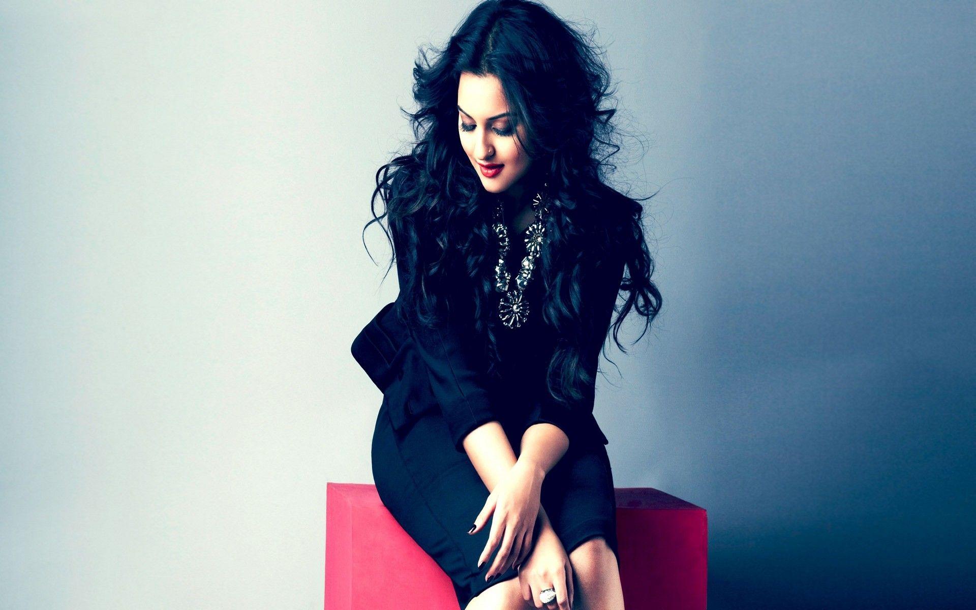 Hot Sonakshi Sinha HD Photo Download. Sonakshi Sinha