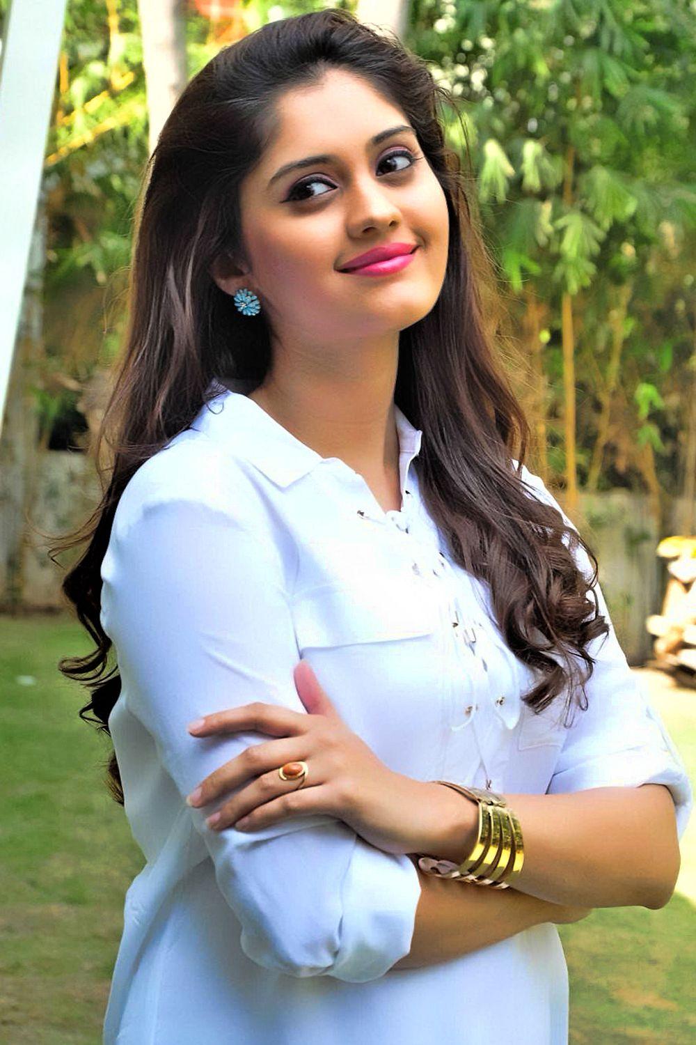 Heroine Ka Photo Downloading : Log in to see photos and videos from