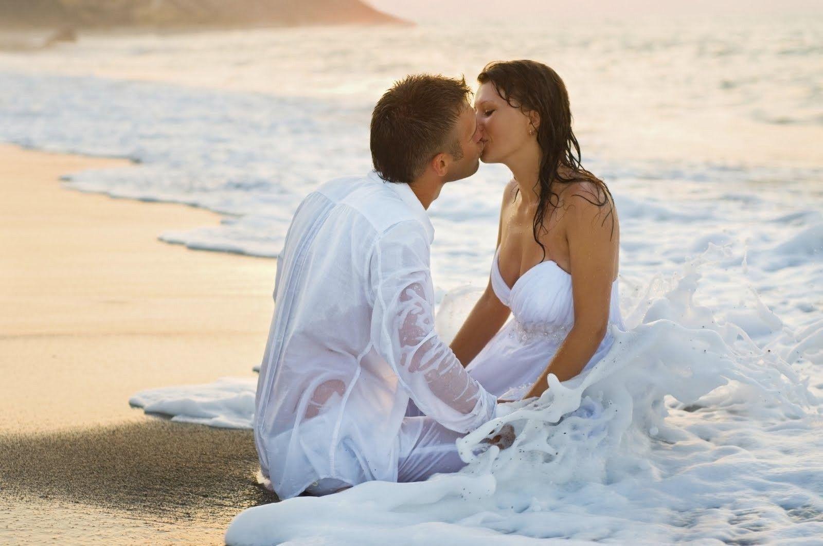 Romantic Couple Kiss at the Beach Love HD Desktop Wallpaper