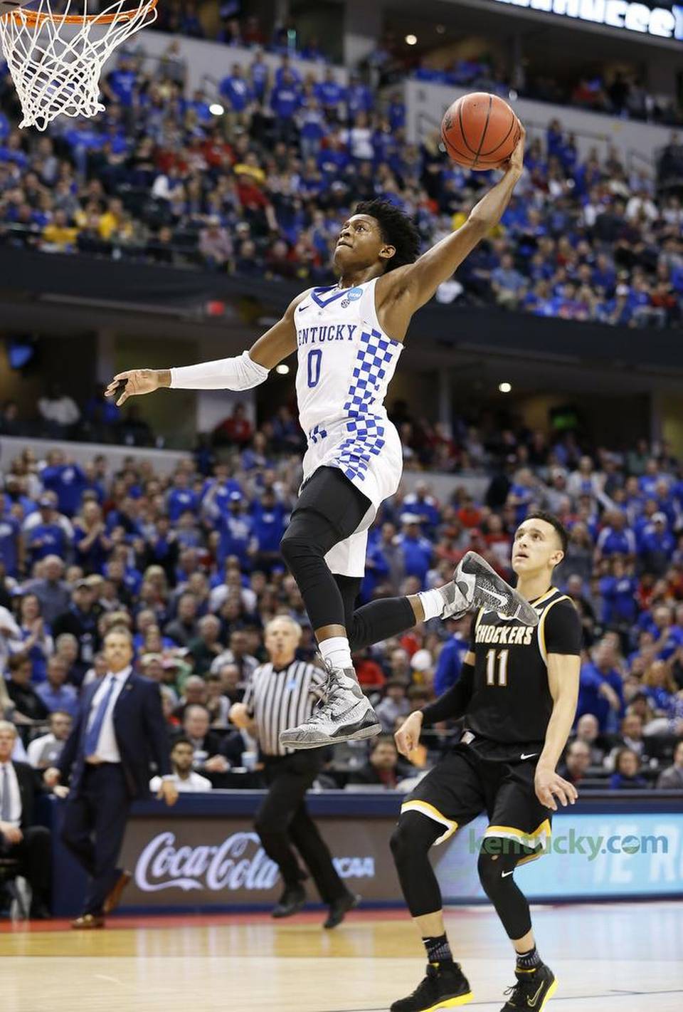 Kentucky Wildcats guard De'Aaron Fox (0) soared to the basket on his
