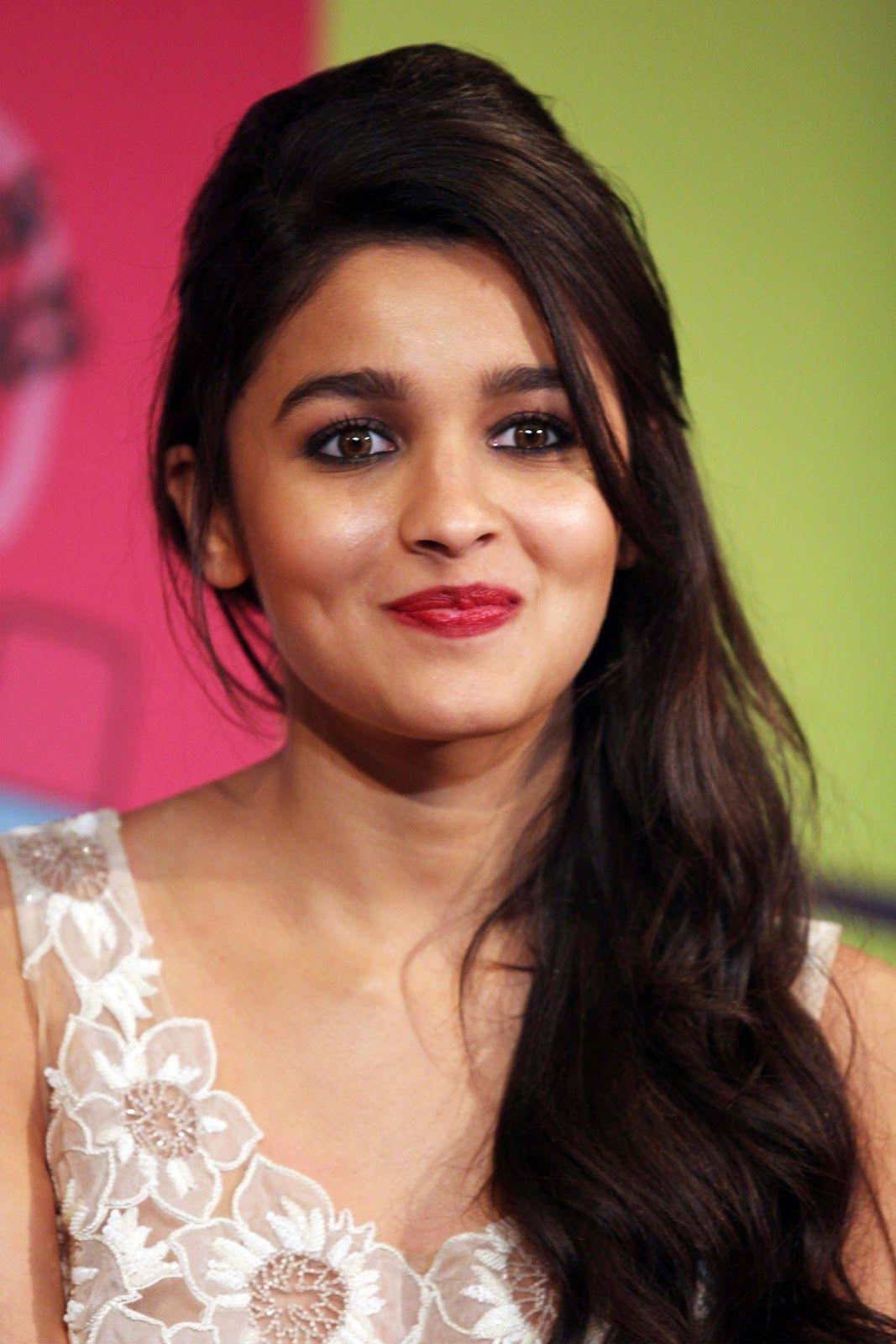 Alia Bhatt HD Wallpaper