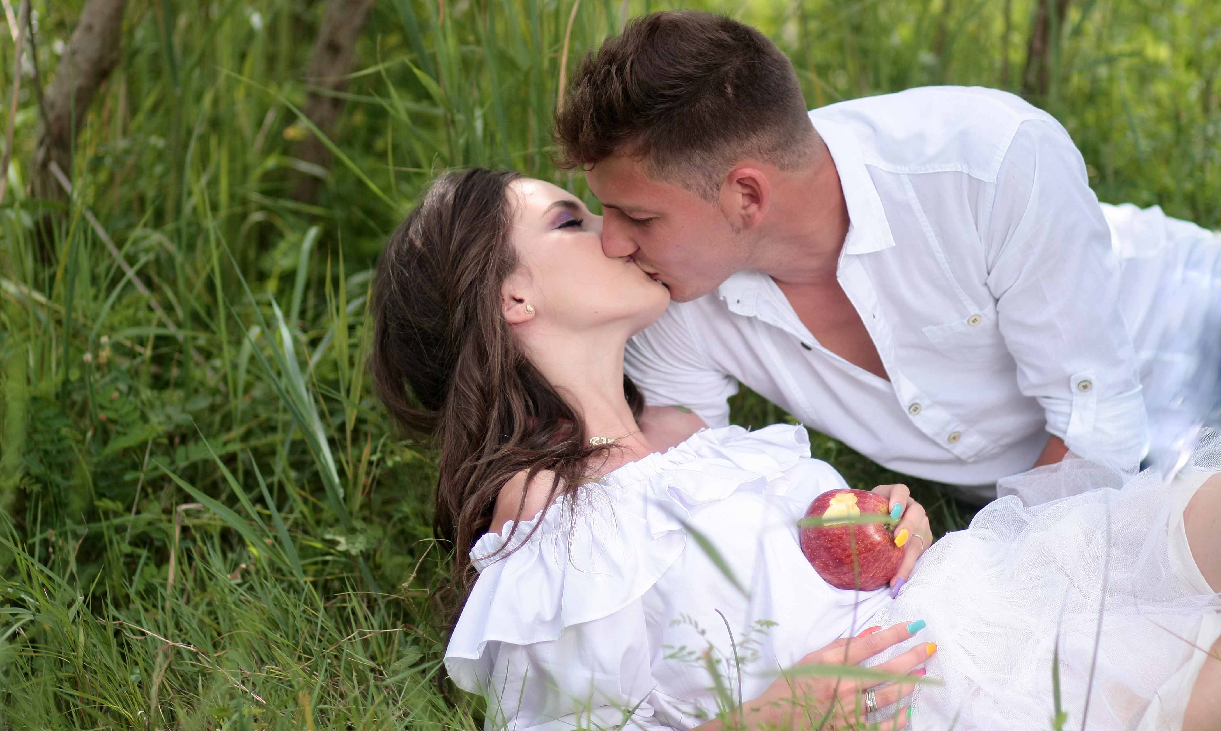 Lovely couple in garden lip kiss love wallpaper