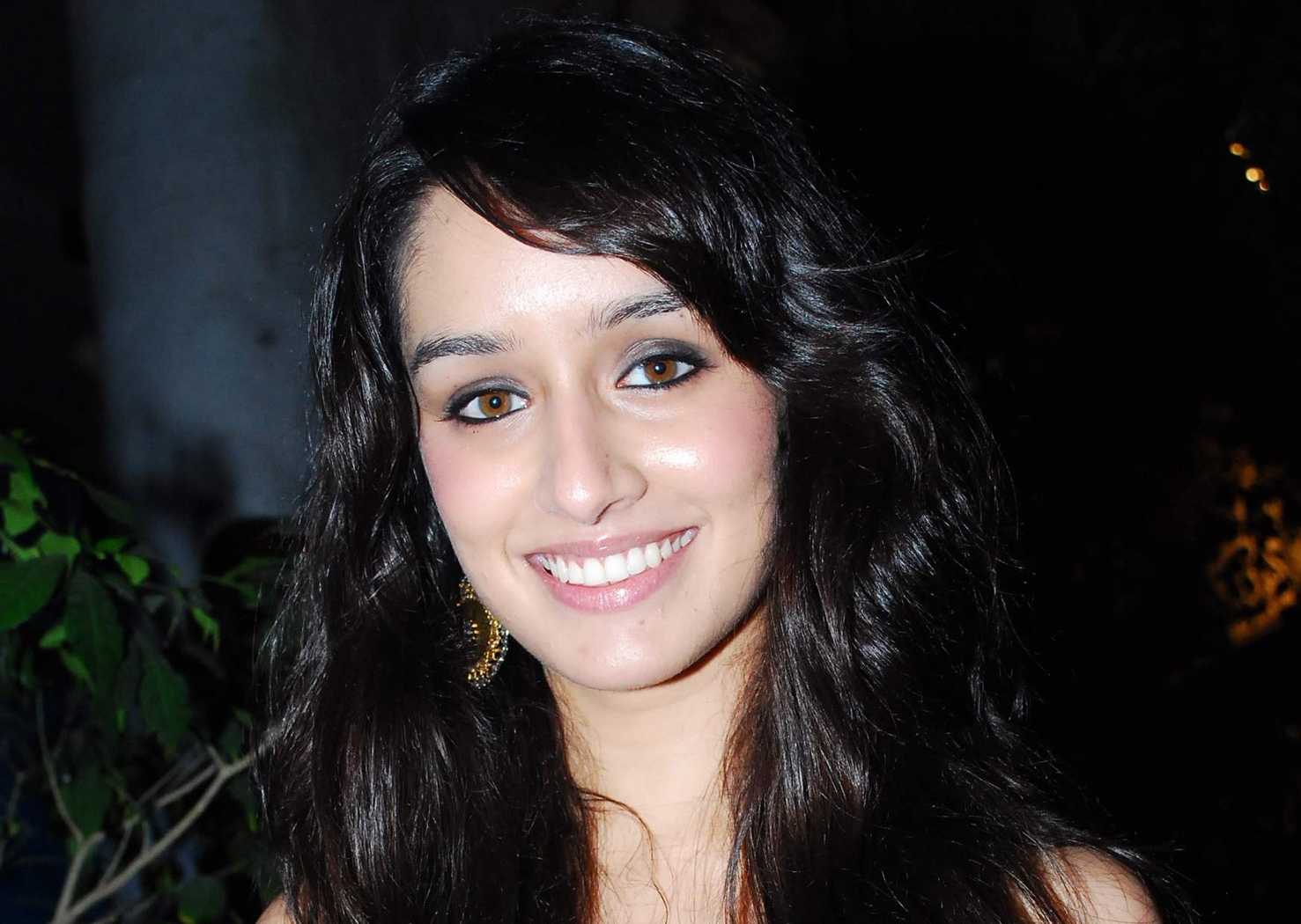 shraddha kapoor HD smile dp wallpaper. Shraddha Kapoor