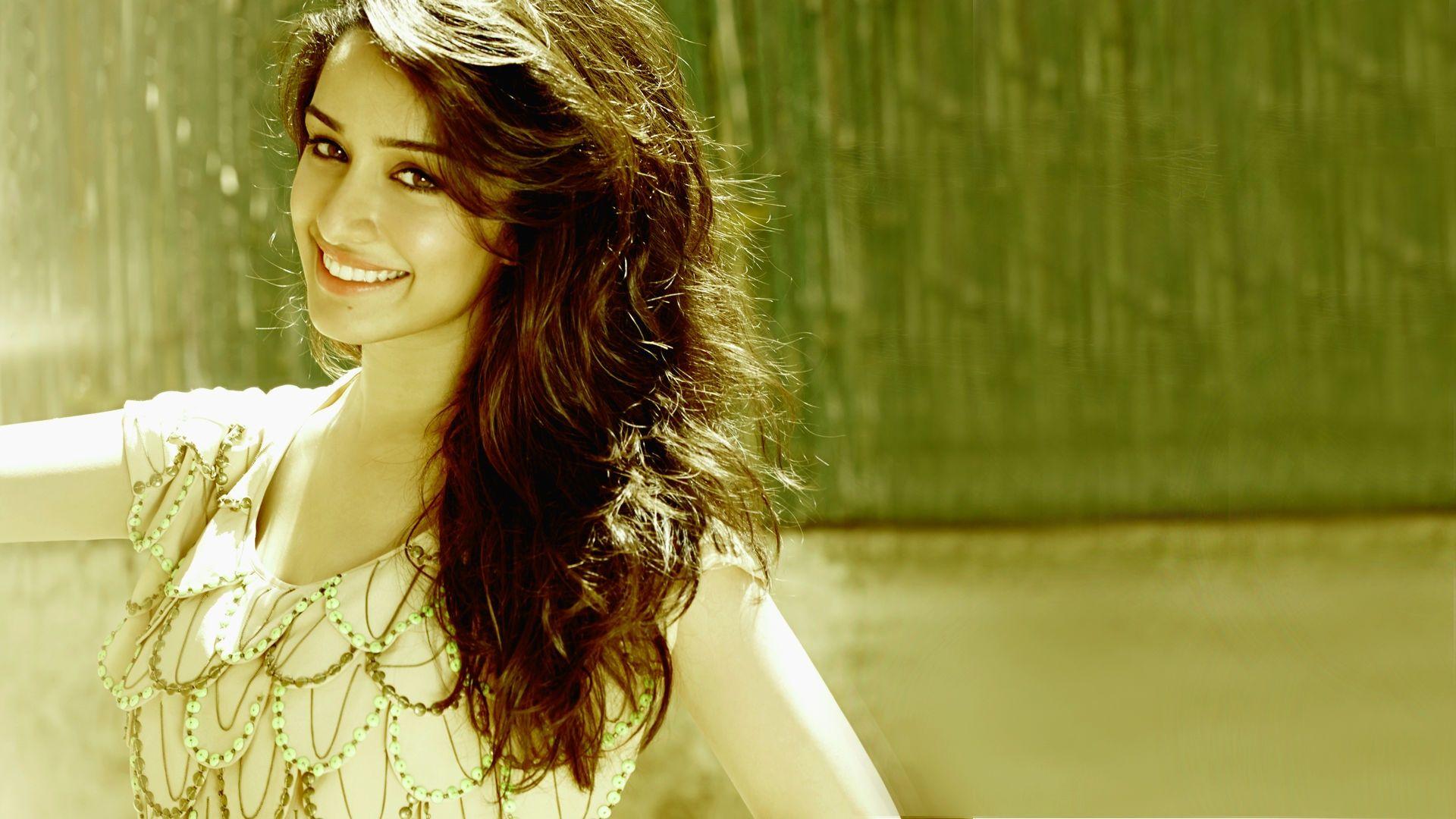 Shraddha kapoor Beautiful Baby Wallpaper HD