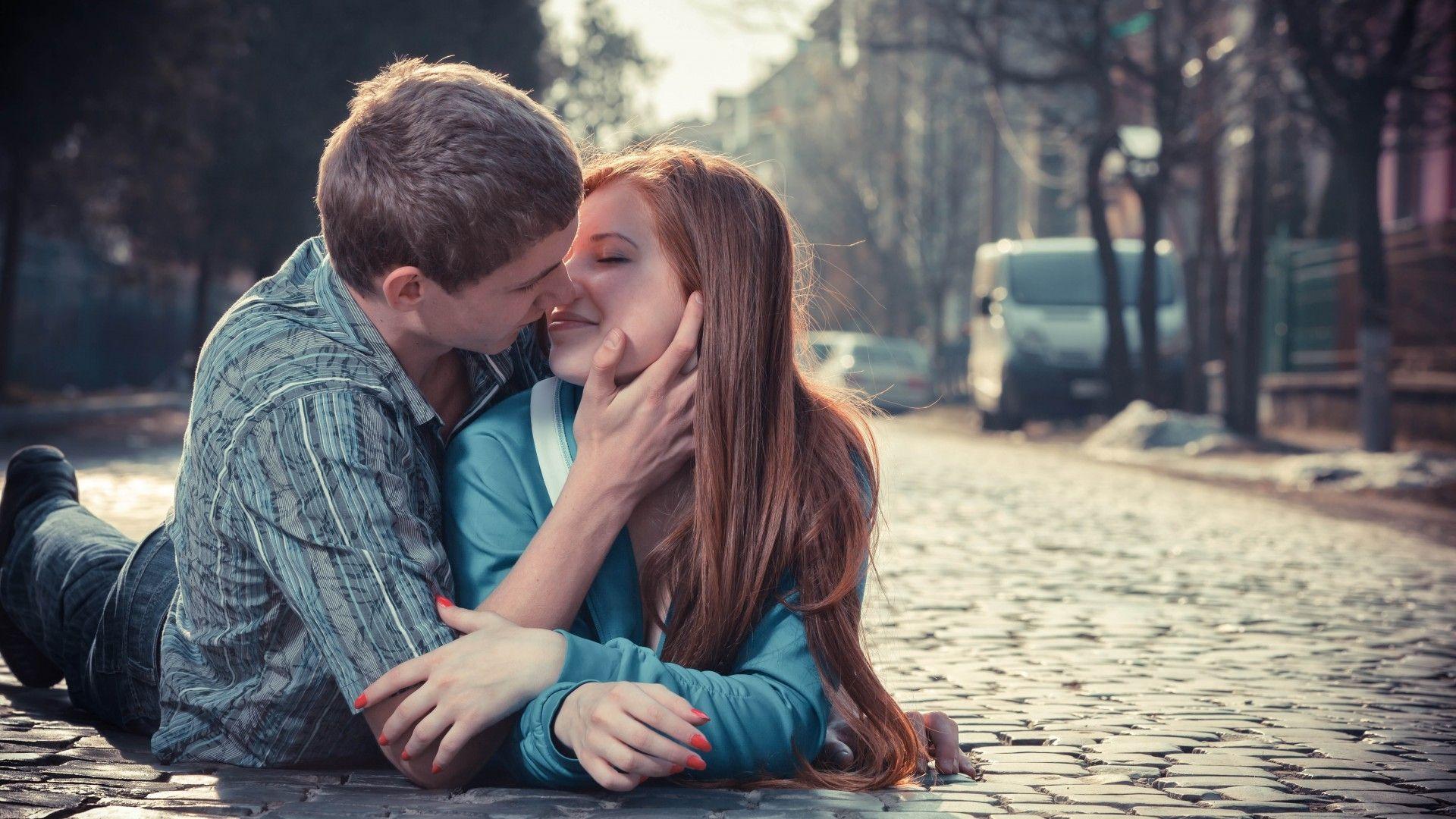 Romantic Couple Kissing Street Wallpaper HD / Desktop and Mobile