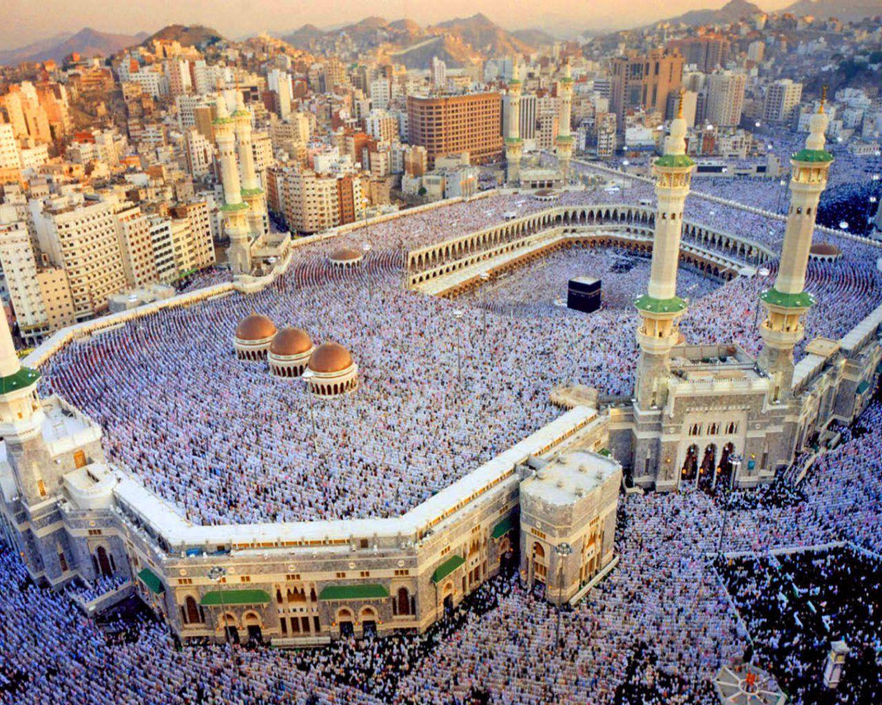 Al Kaaba Al Musharrafah Holy Kaaba Is A Building In The Center Of
