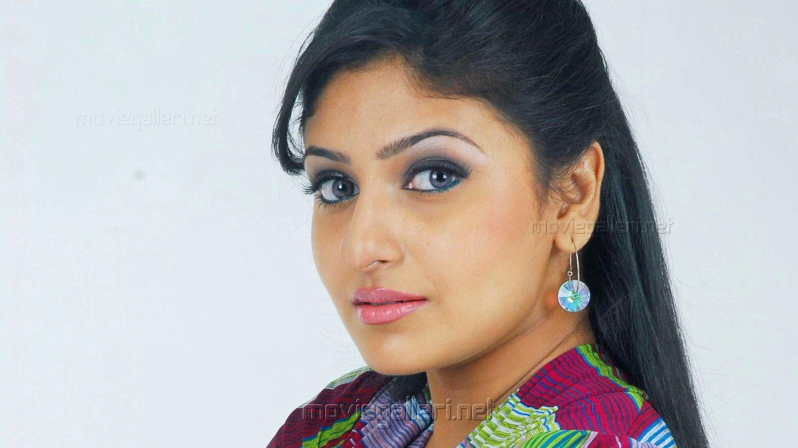 tamil_actress_monica_wallpaper_ JPEG Image, 1600 × 900
