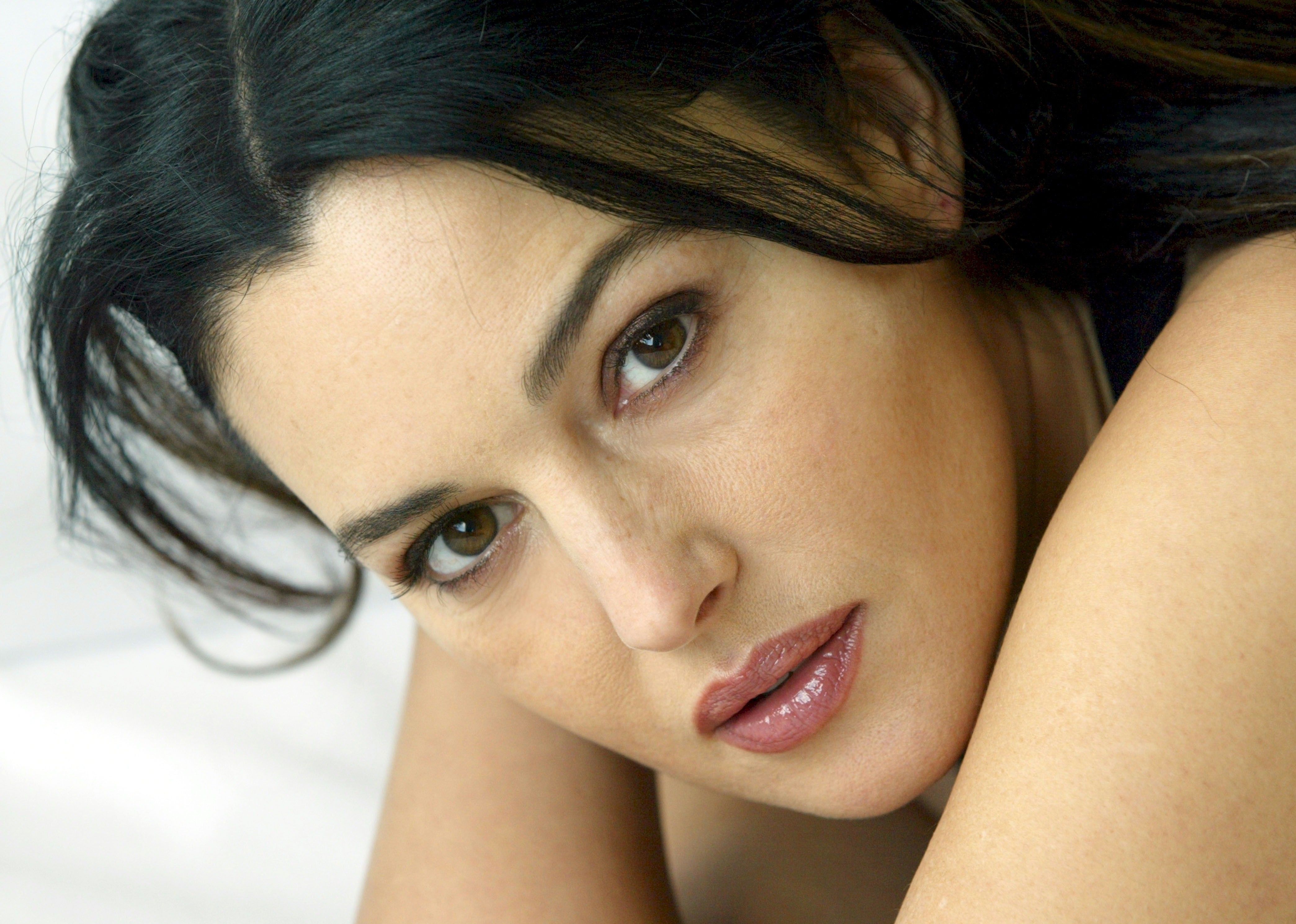 Monica Bellucci HD Wallpaper and Background Image