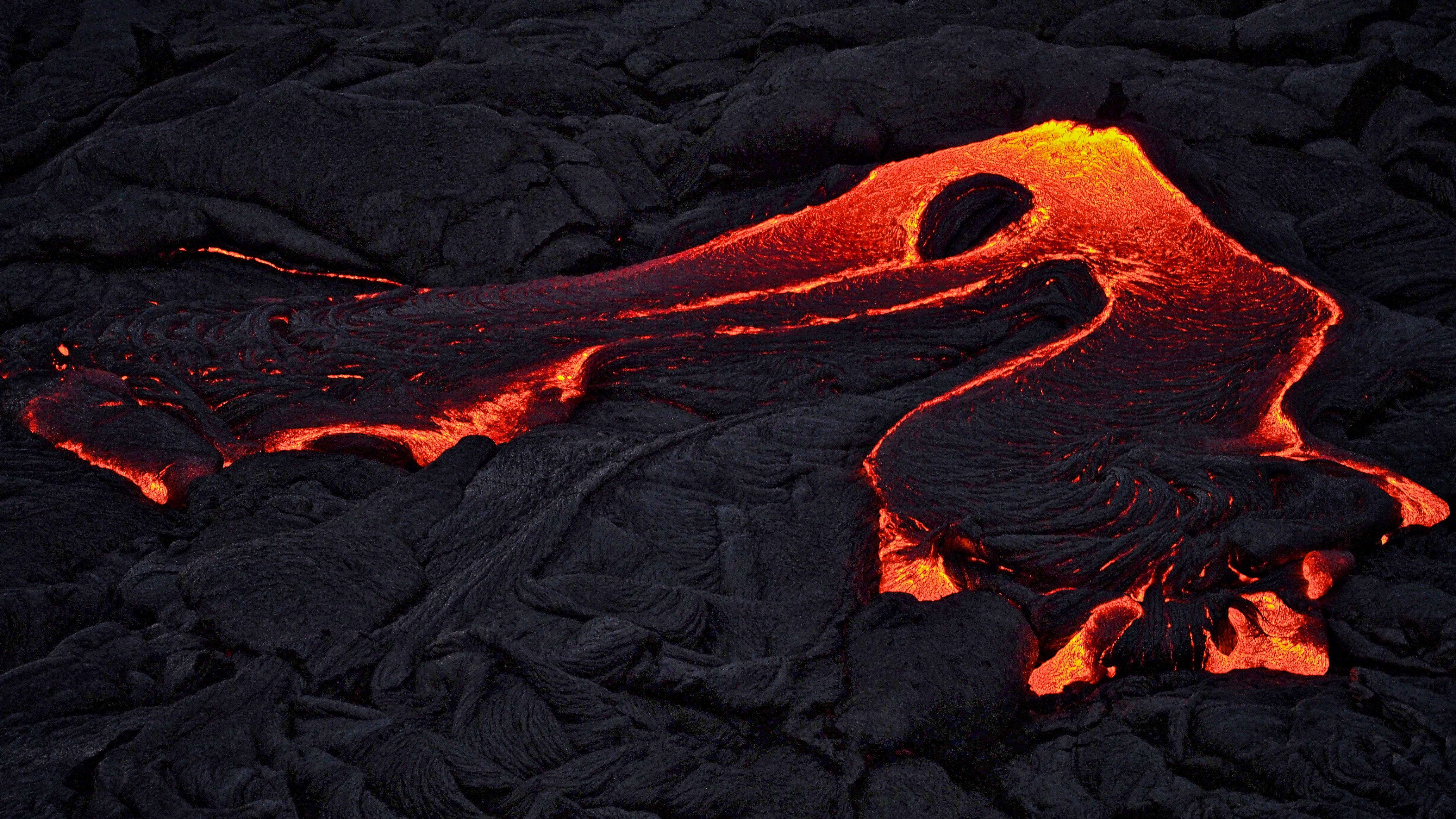 Раскаленные трещины. Лава магма вулкан. Камни лава магма. Извержение вулкана магма. Лавовая пещера Гавайи.