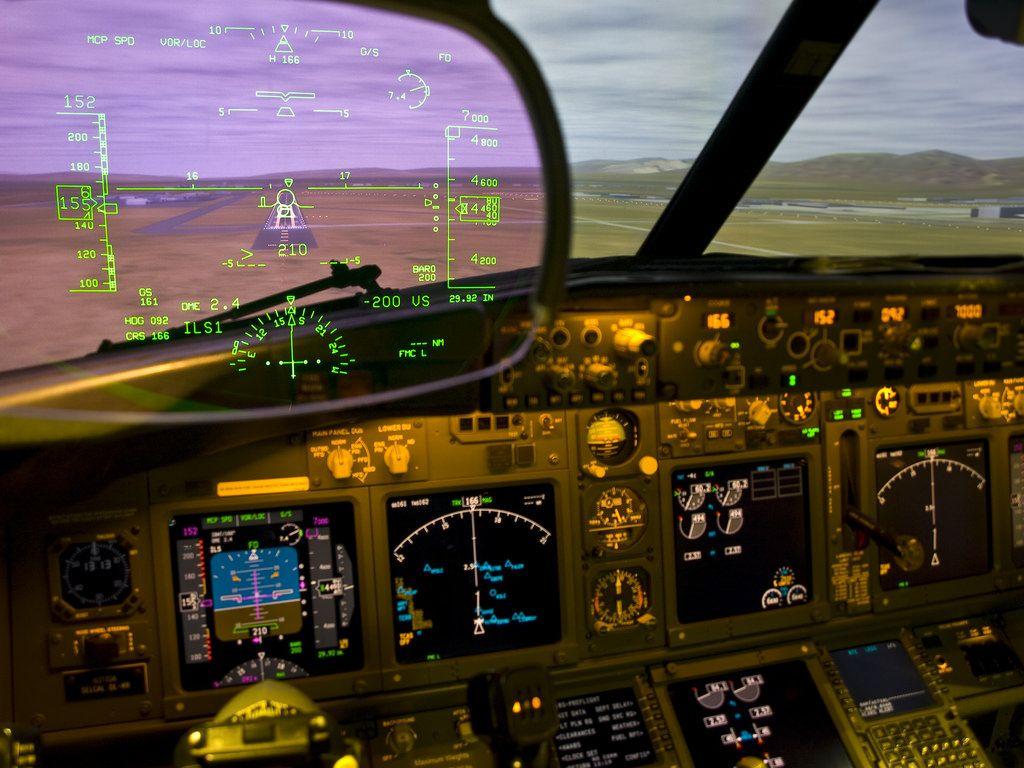 Boeing 737 832 Cockpit & HUD. Delta Air Lines Boeing 737 83